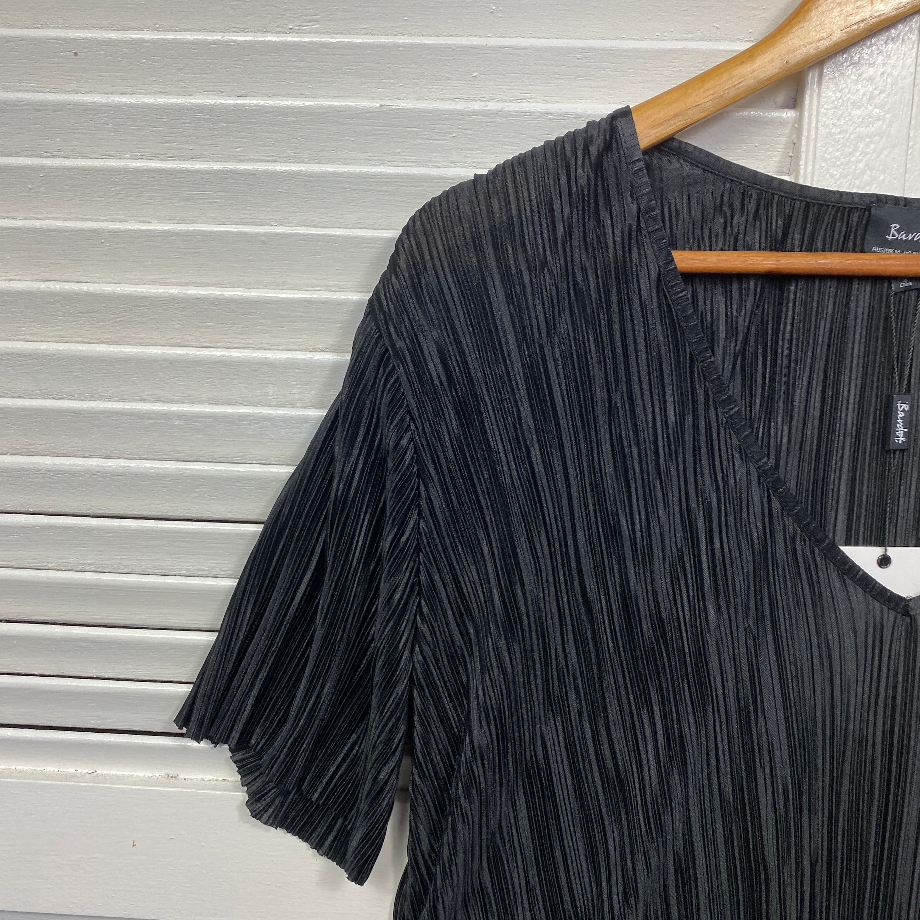Bardot Top Size 14 Black Short Sleeve Pleated New - Image 3