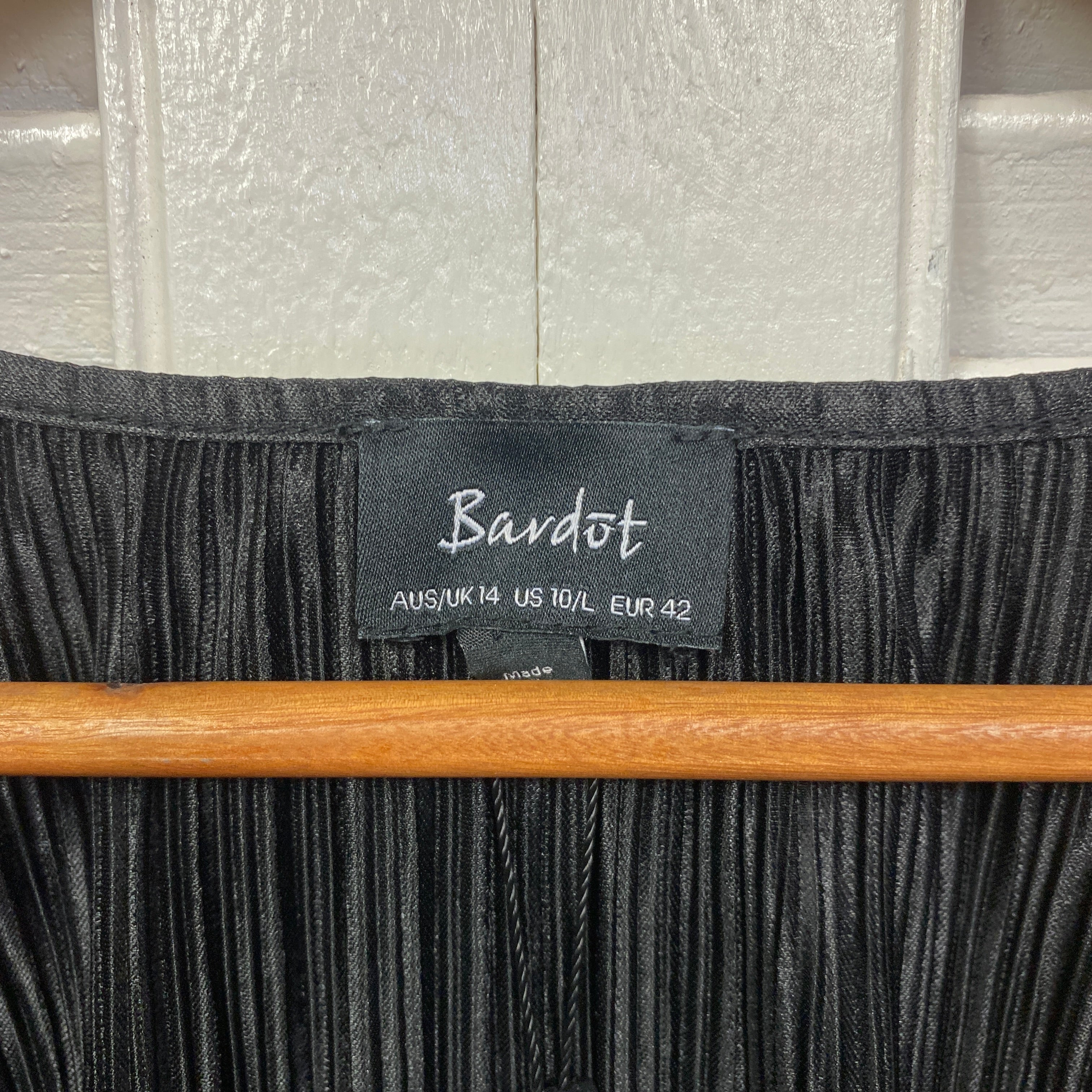 Bardot Top Size 14 Black Short Sleeve Pleated New - Image 4