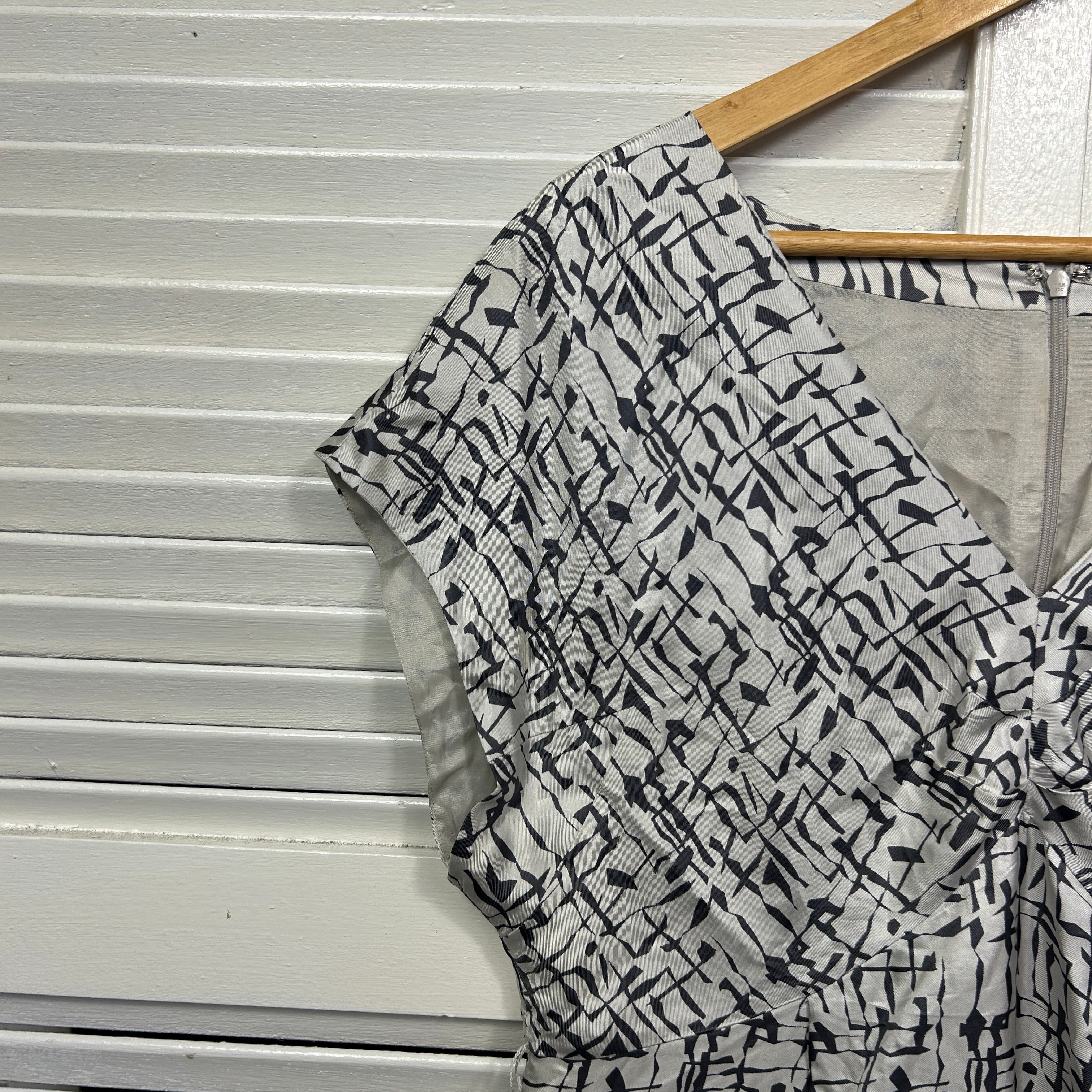 David Lawrence Silk Dress Size 14 White Grey Short Sleeve - Image 3