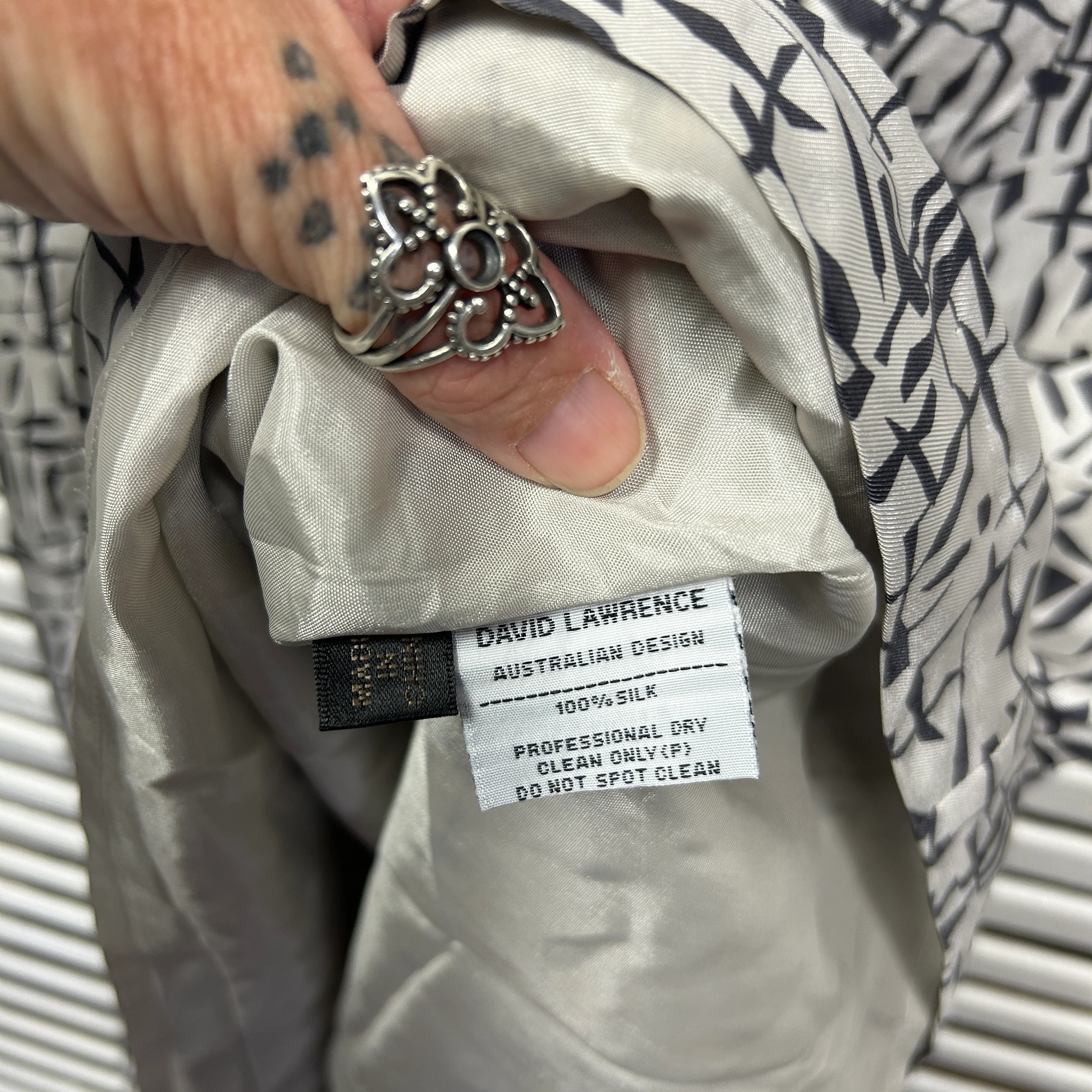 David Lawrence Silk Dress Size 14 White Grey Short Sleeve - Image 5