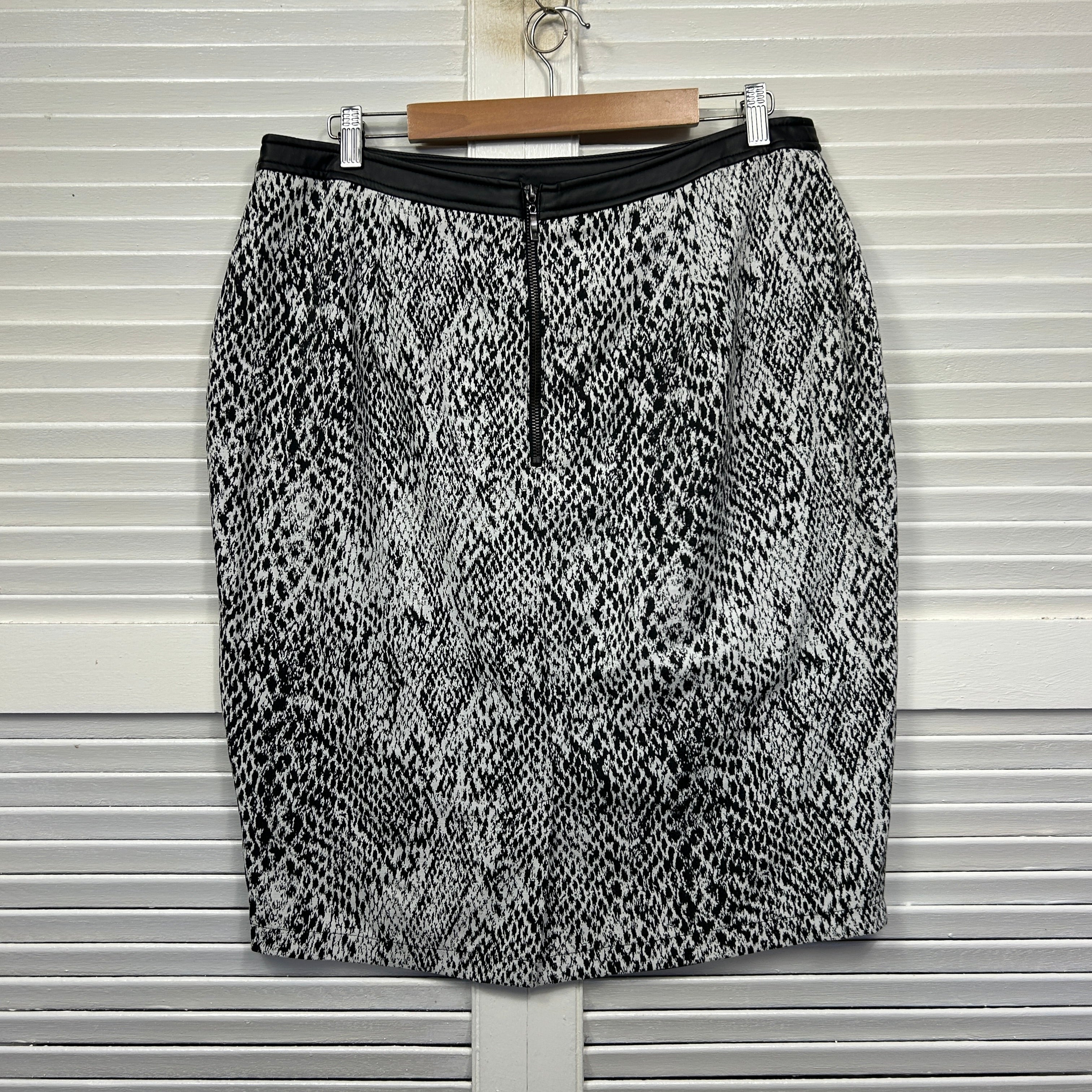 City Chic Skirt Size 14 XS Snakeskin Print Black White - Image 2