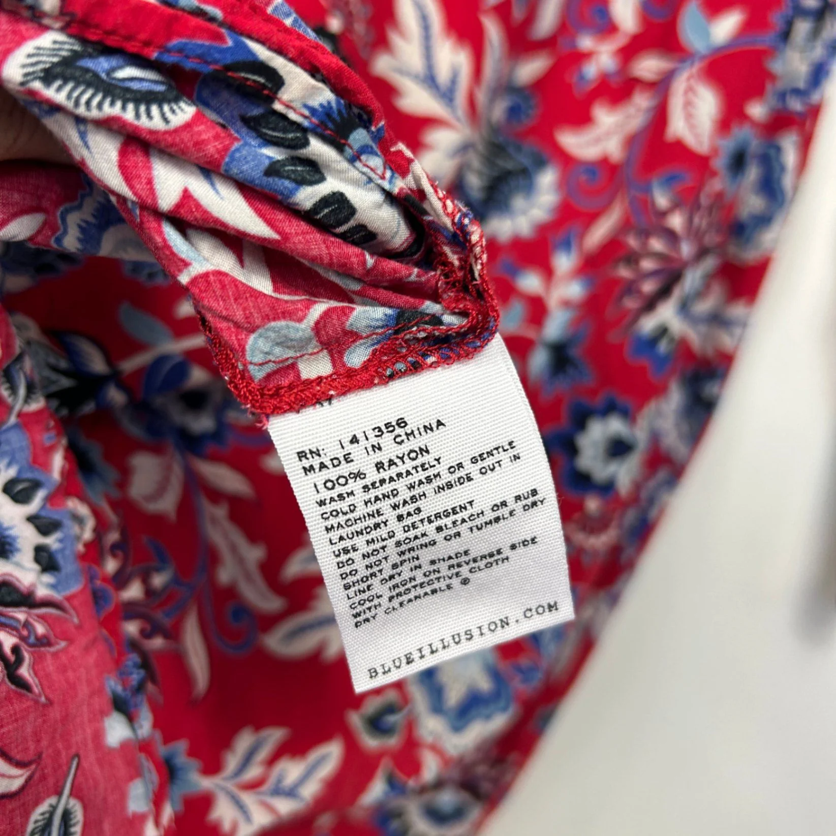 Blue Illusion Top Size 12 / 14 Red Floral Long Sleeve Rayon - Image 5