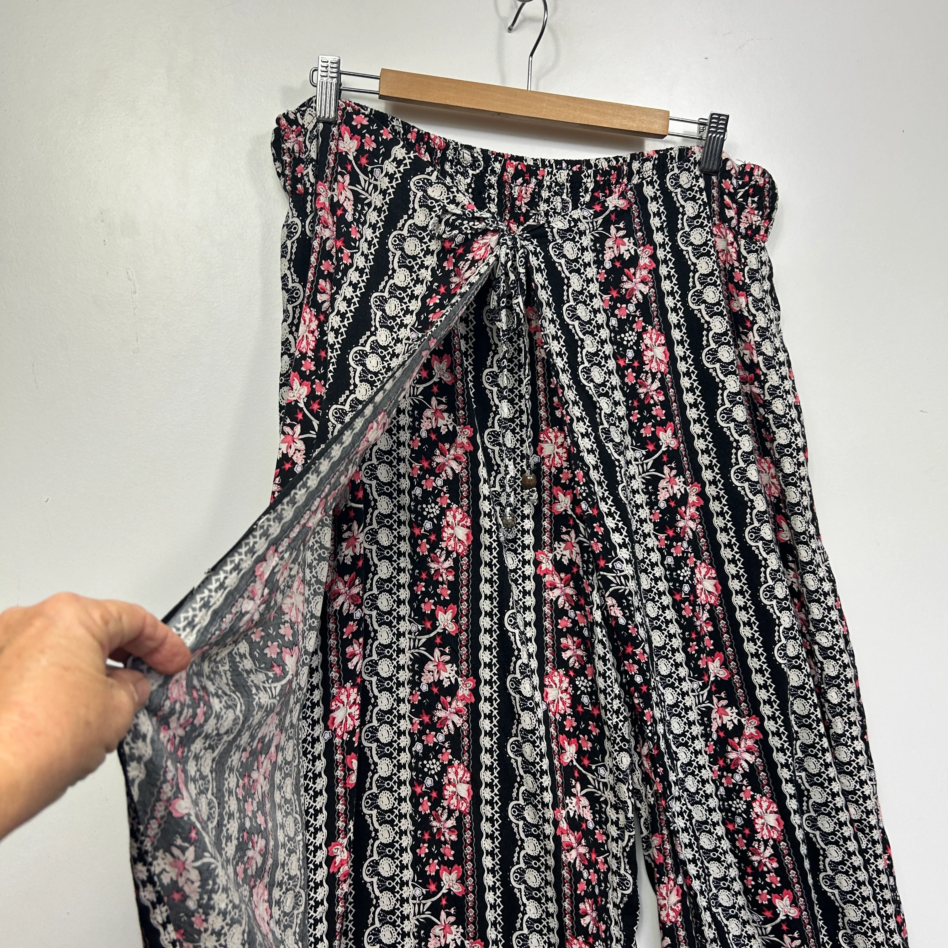 Crossroads Black Floral Print Pants - Size 16 - Image 3