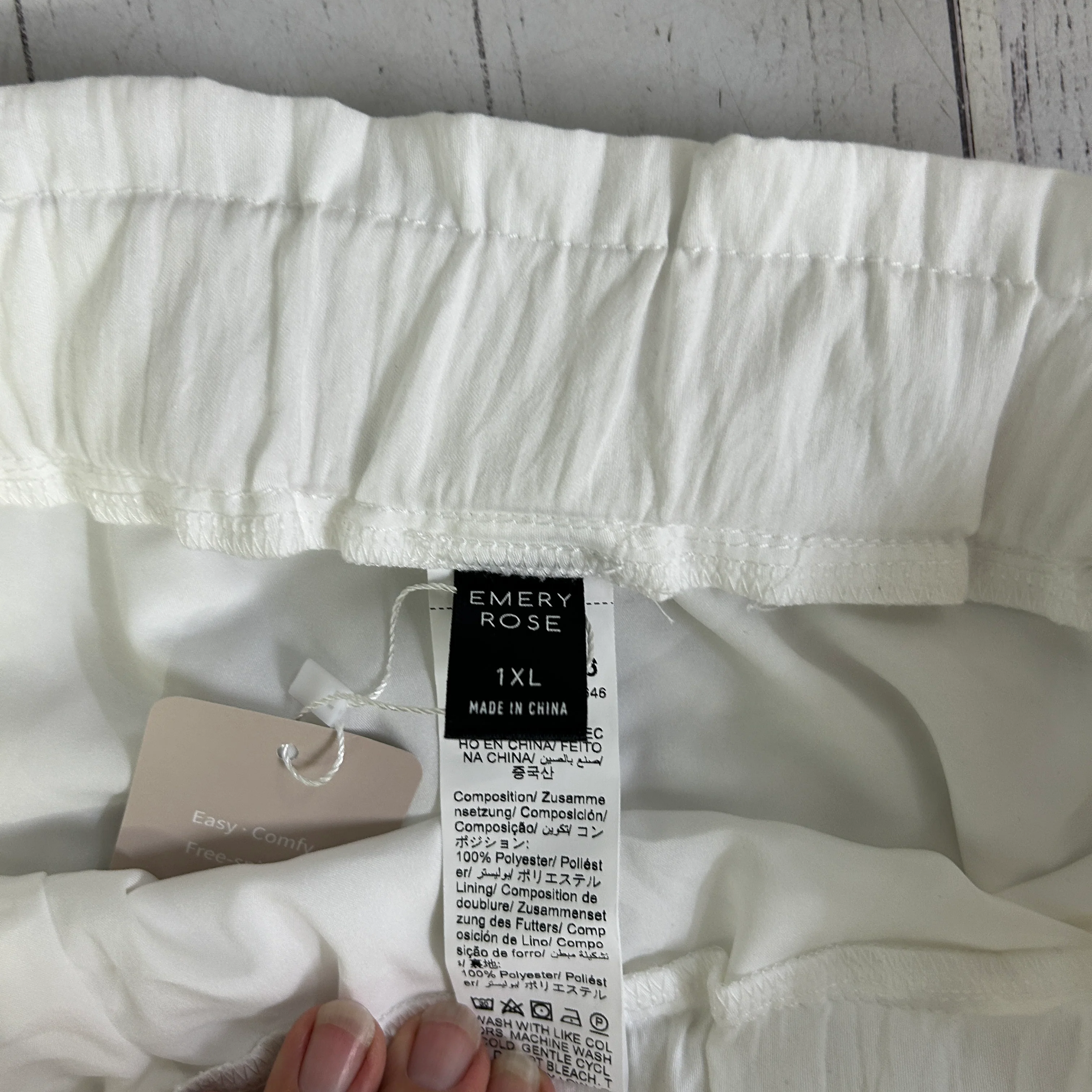 Emery Rose White Textured Shorts - Size 1XL - Image 2
