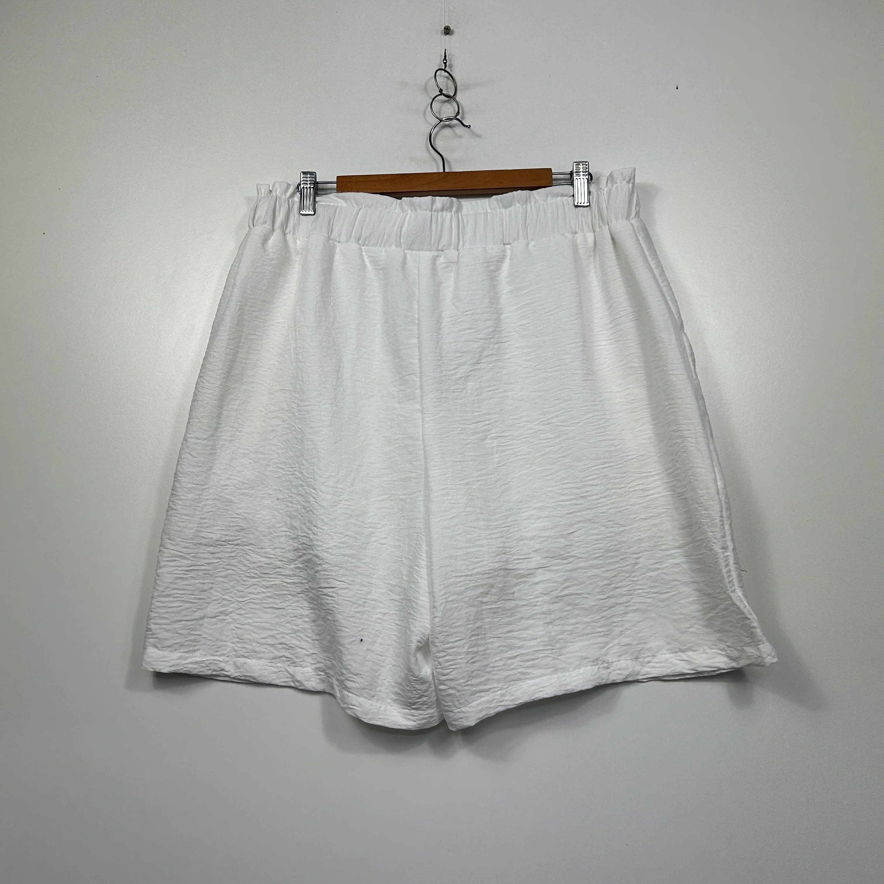 Emery Rose White Textured Shorts - Size 1XL - Image 4