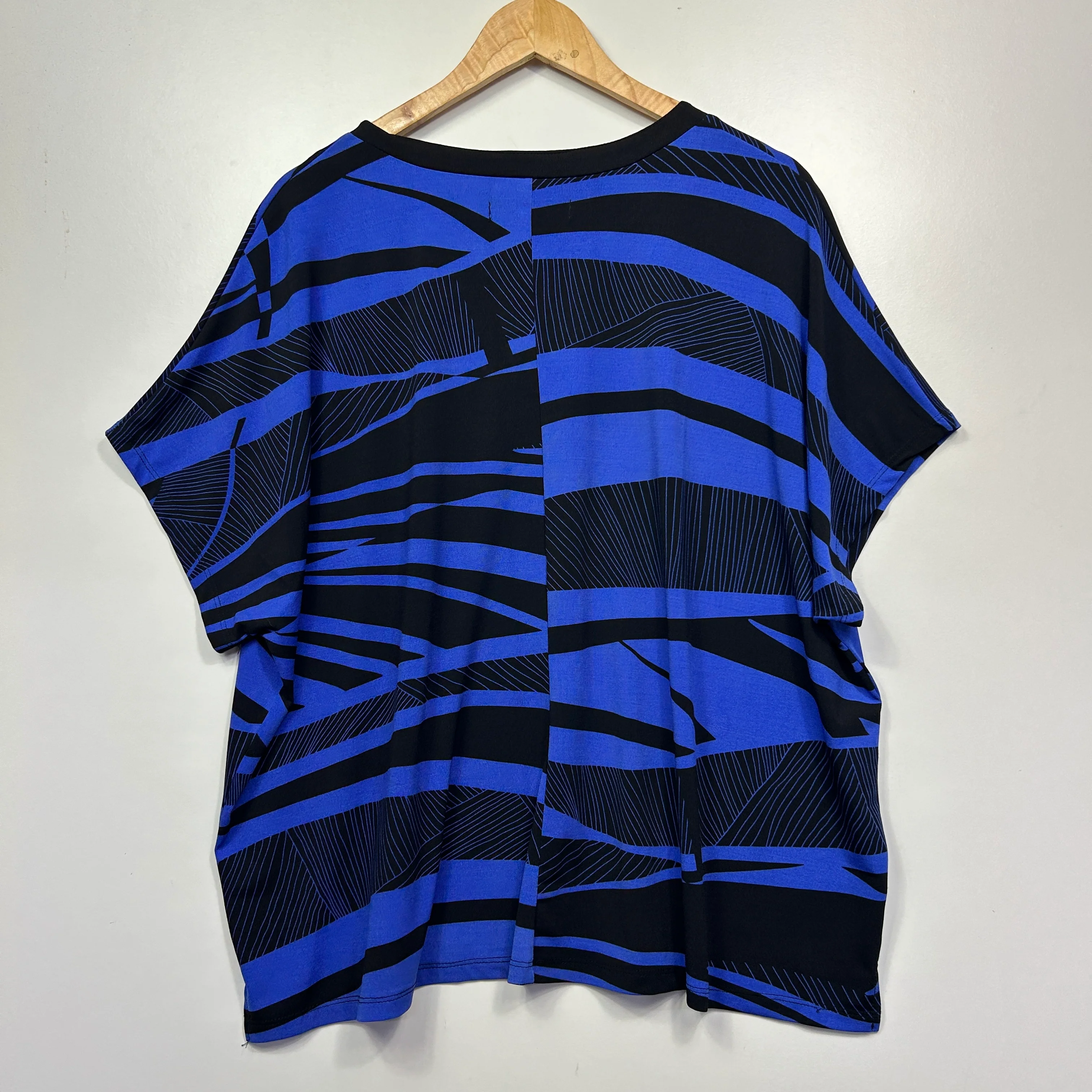 Escape by Liz Jordan Blue and Black Abstract Print Short Sleeve Top - Size L - Image 2
