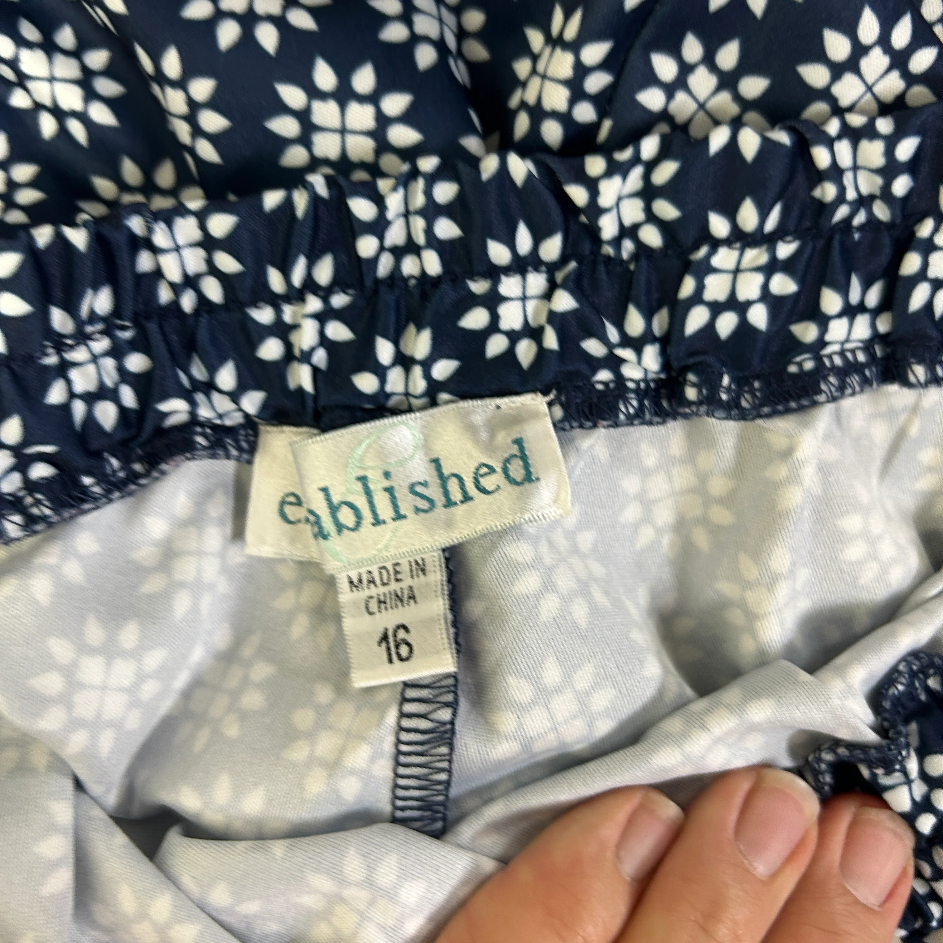 Established Navy and White Patterned Cropped Pants - Size 16 - Image 3