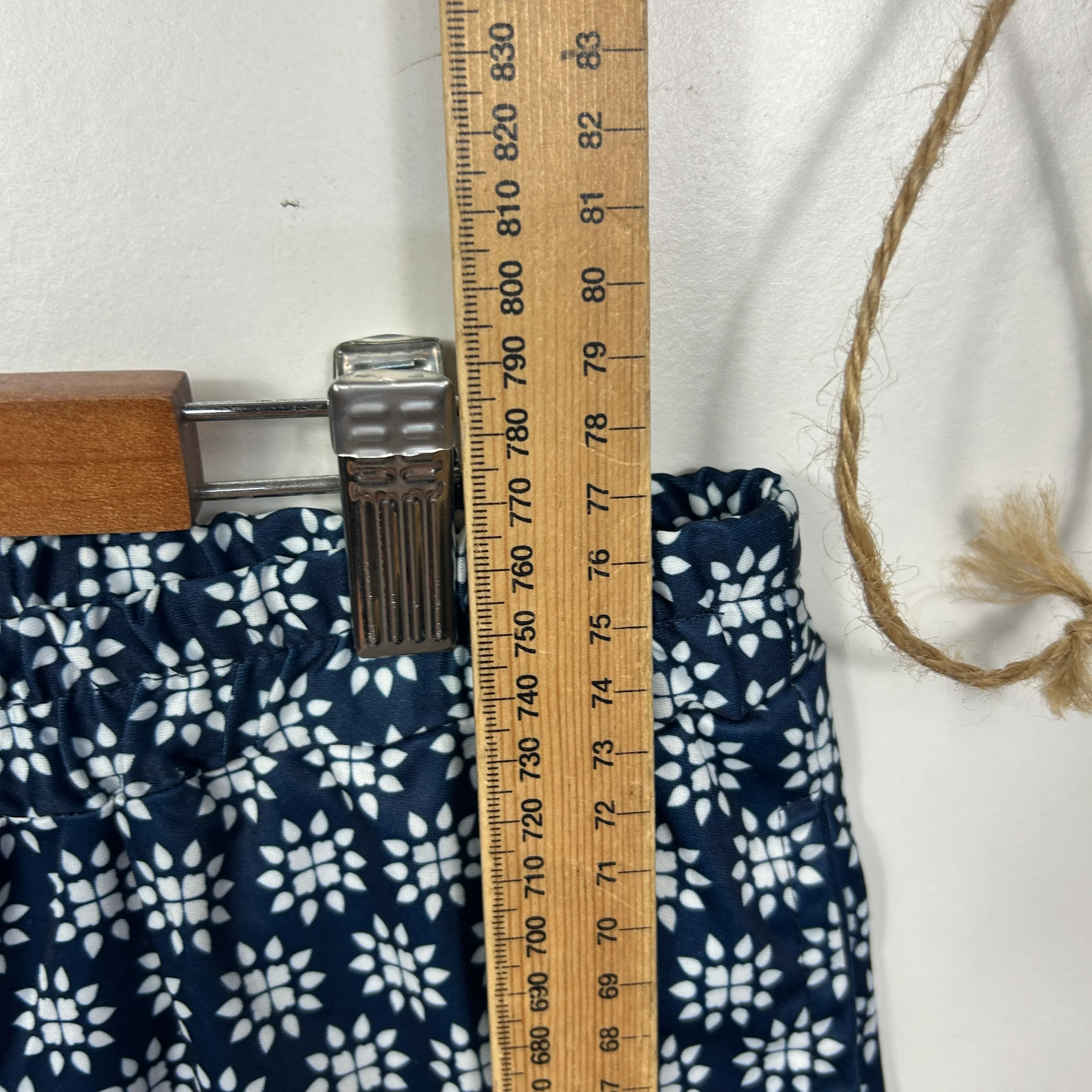 Established Navy and White Patterned Cropped Pants - Size 16 - Image 6