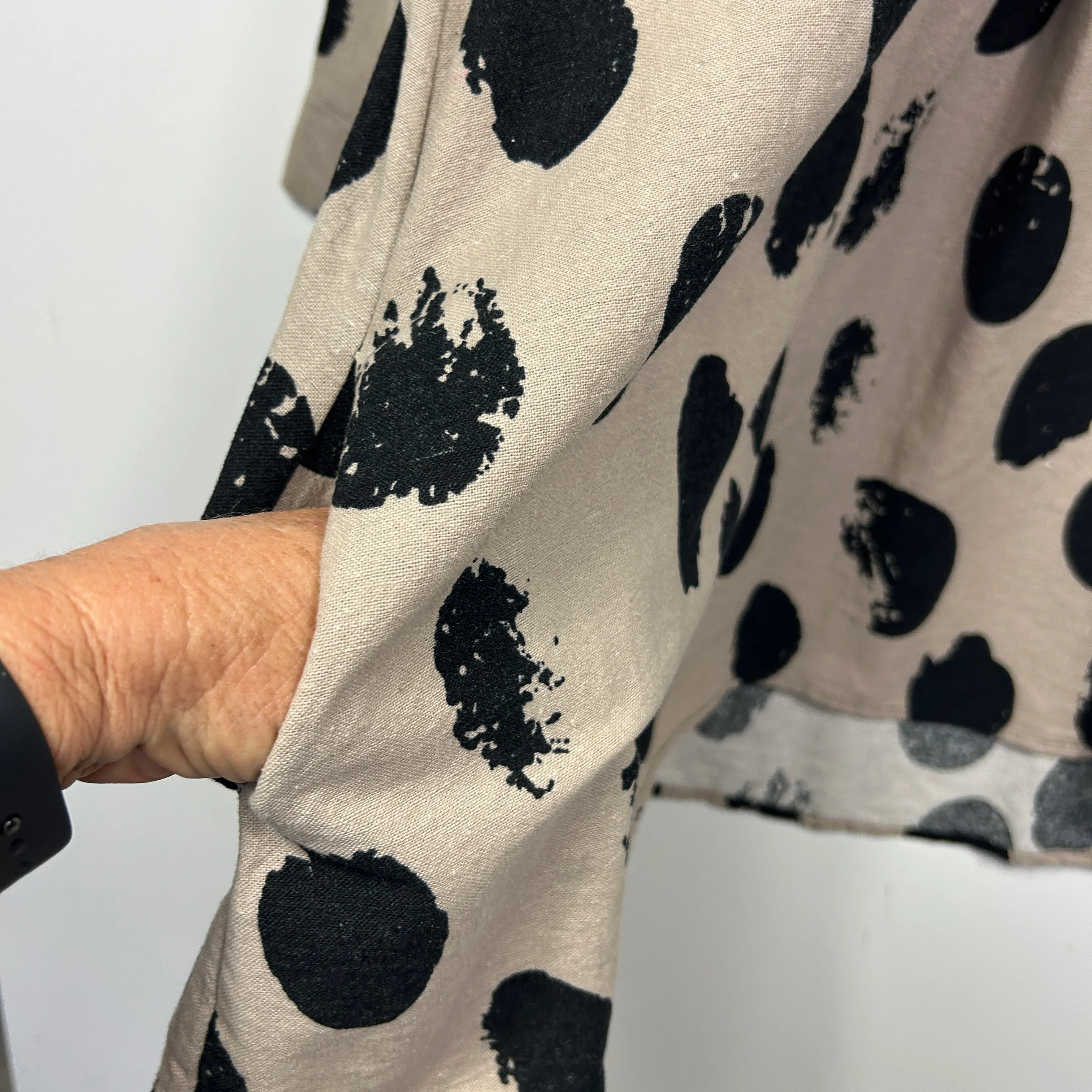 Hourglass Beige Black Spot Print Linen Blend Top - Size 14 - Image 5
