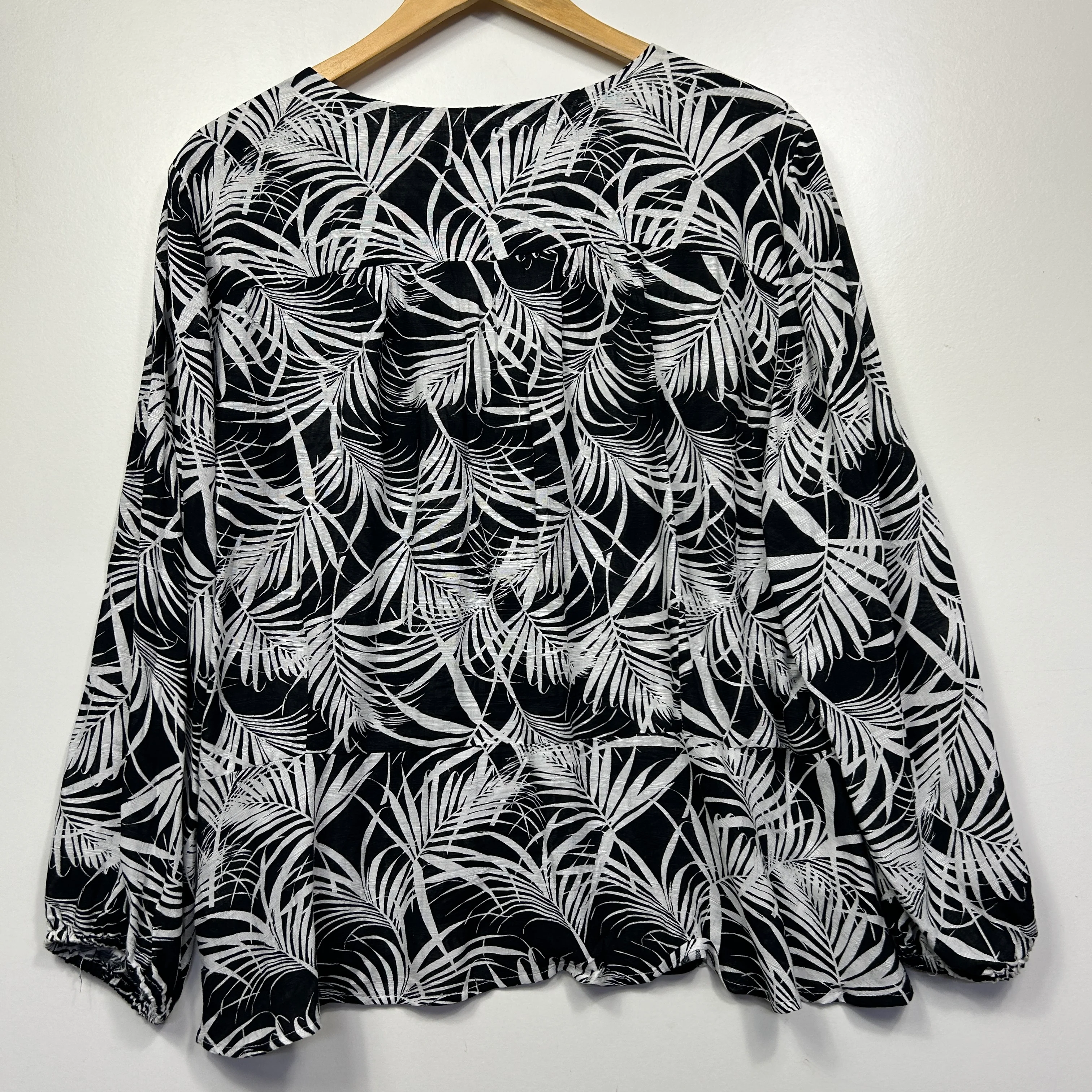 Katies Black and White Palm Print Top - Size 18 - Image 4
