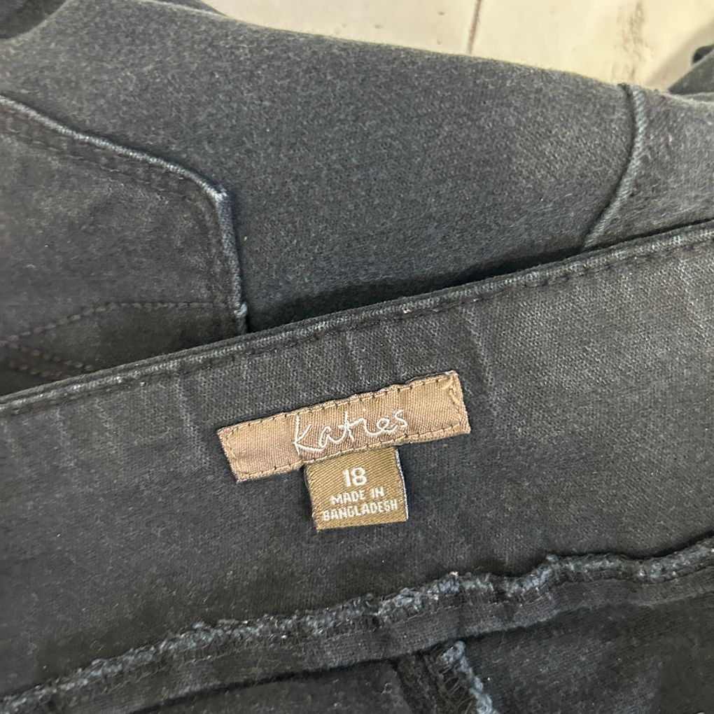 Katie's Black Cotton Cropped Capri Pants - Size 18 - Image 3