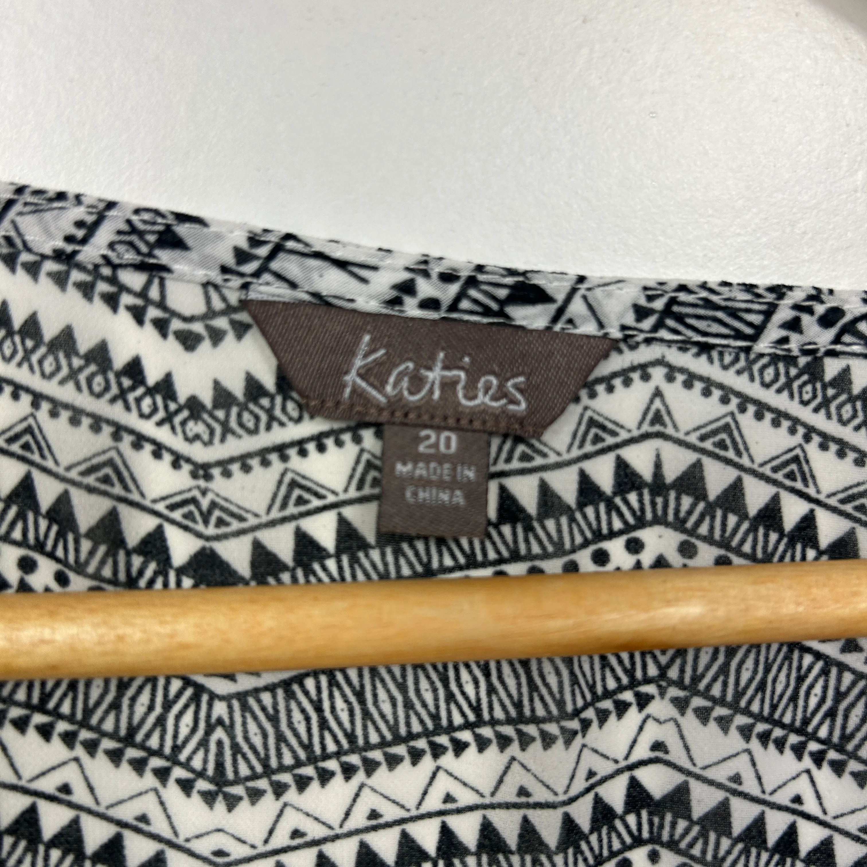 Katies Black White Tribal Print Top - Size 20 - Image 2