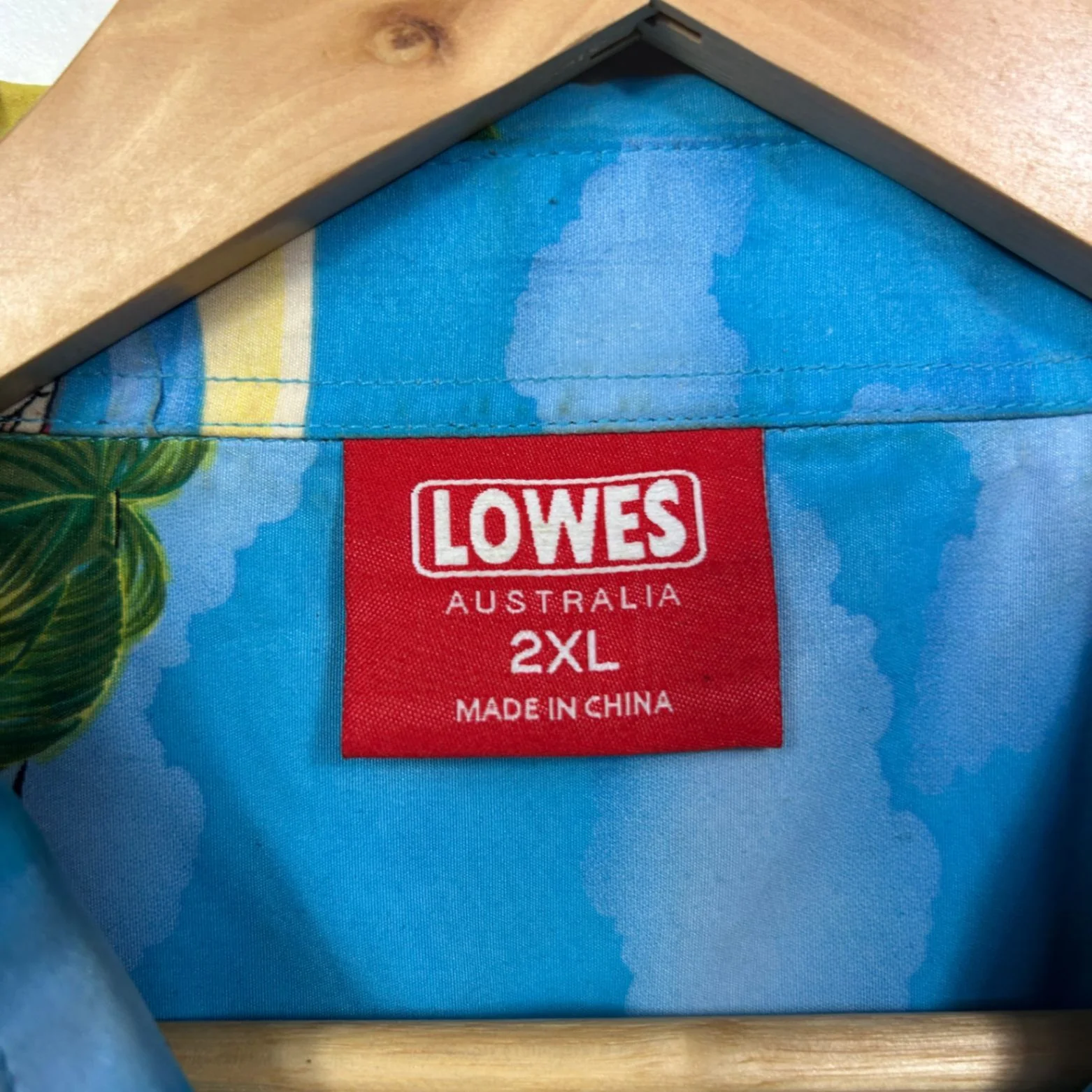 Lowes Mens Blue Christmas Santa Hawaiian Short Sleeve Shirt 2XL - Image 4