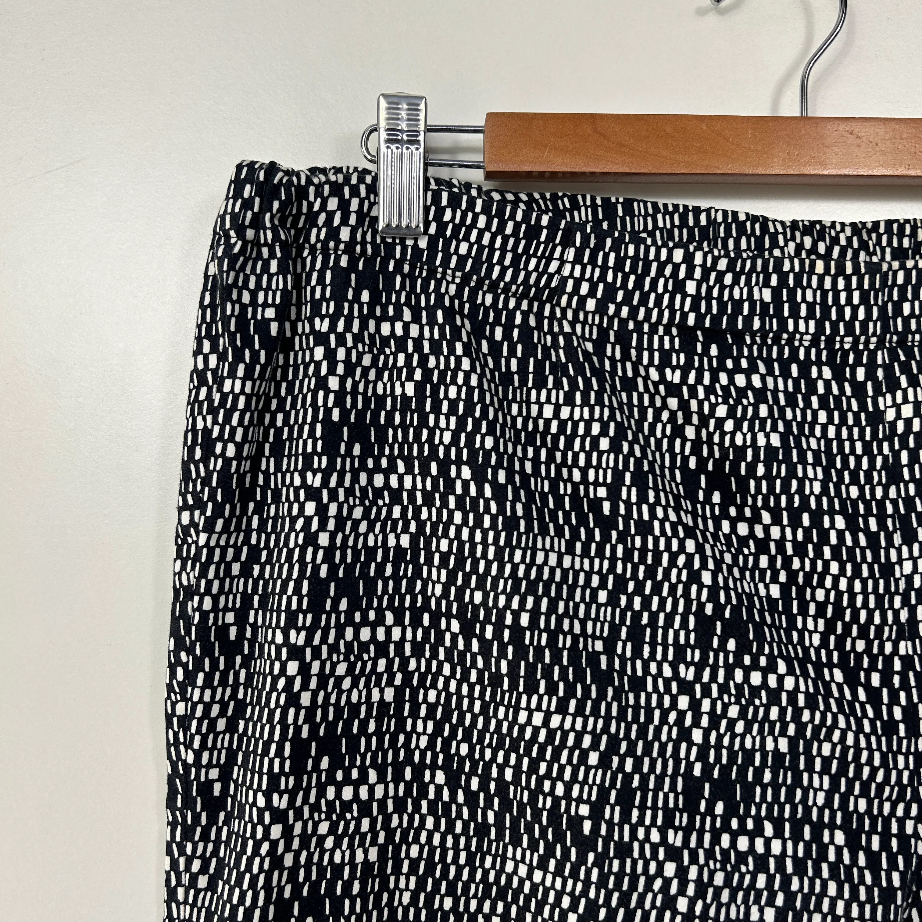 Maggie T Black and White Patterned Cropped Pants - Size 14 - Image 2