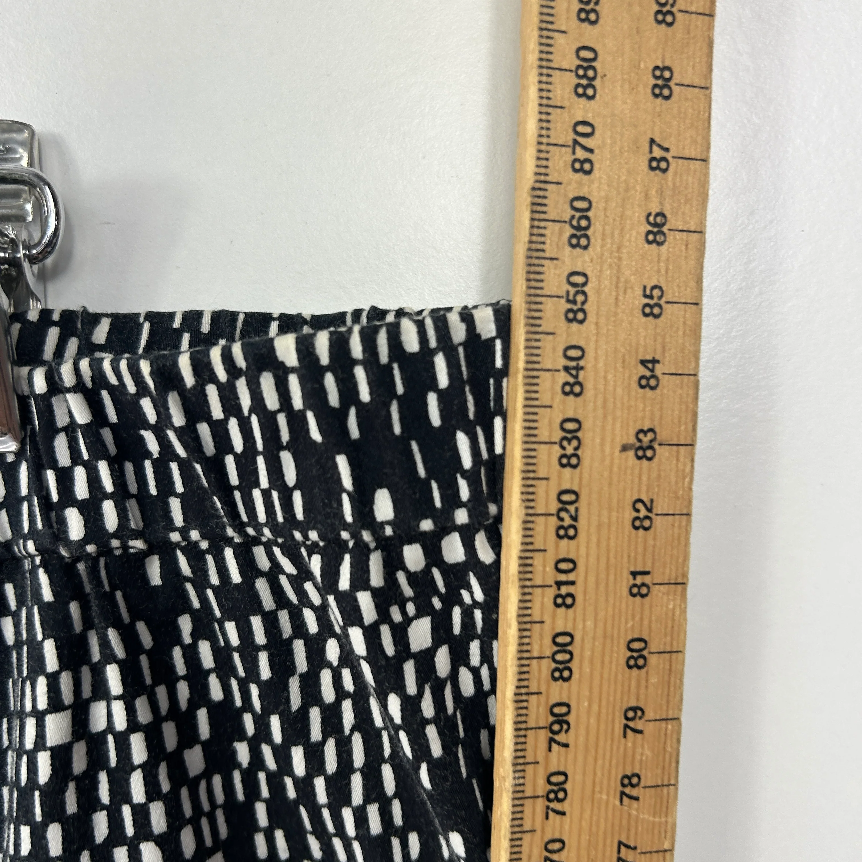 Maggie T Black and White Patterned Cropped Pants - Size 14 - Image 6