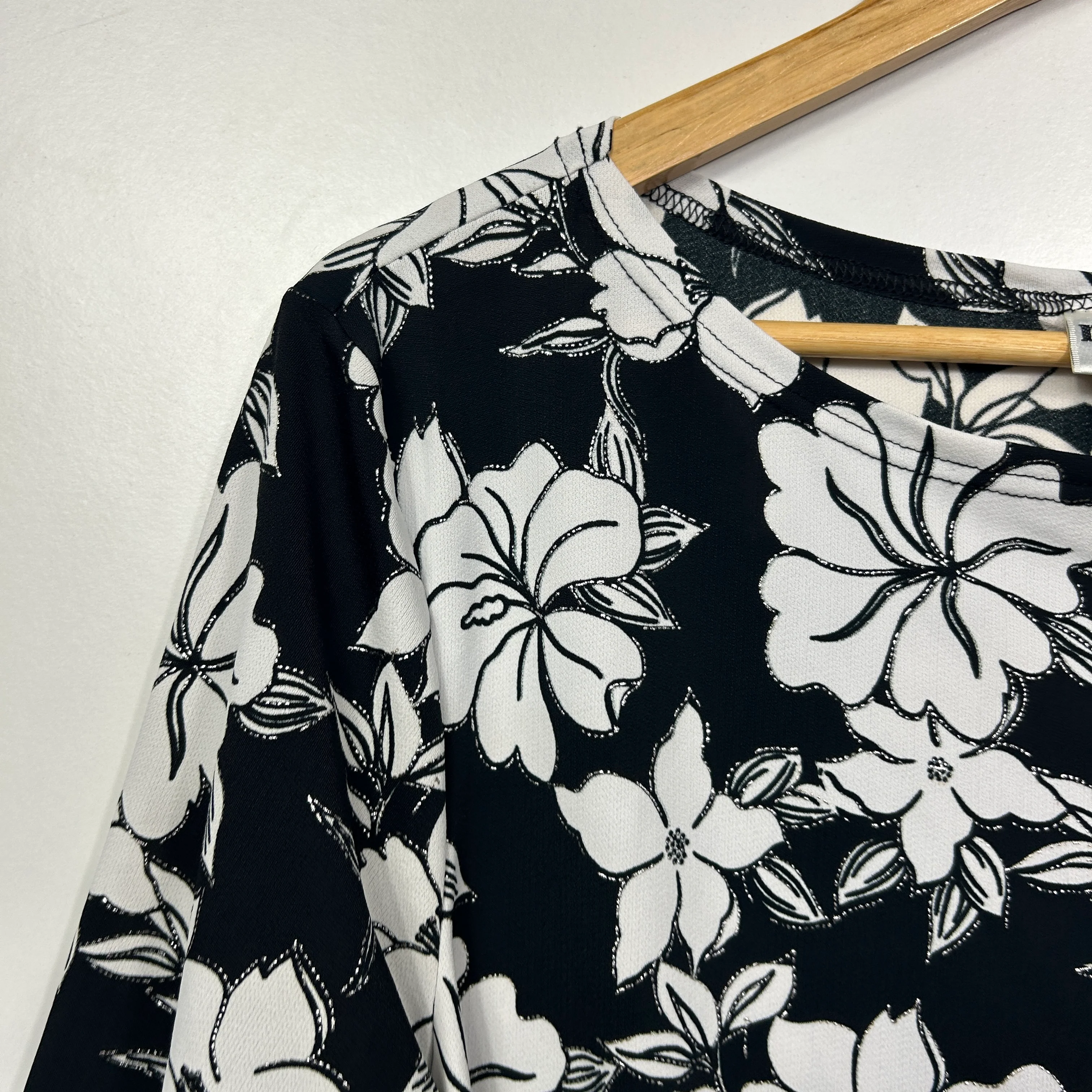 Millers Black & White Floral Top - Size 20 - Image 4