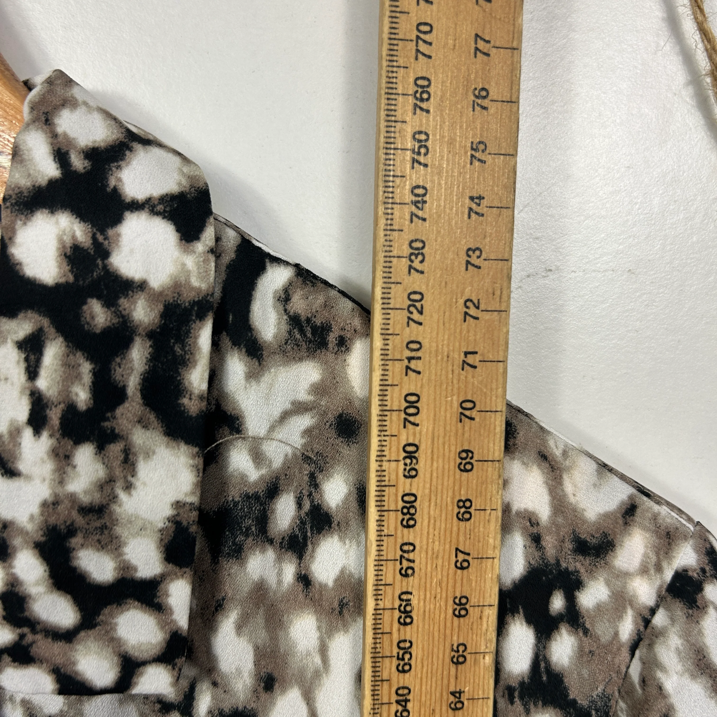 Millers Black White Grey Abstract Print Blouse - Size 20 (fault - Pull) - Image 6