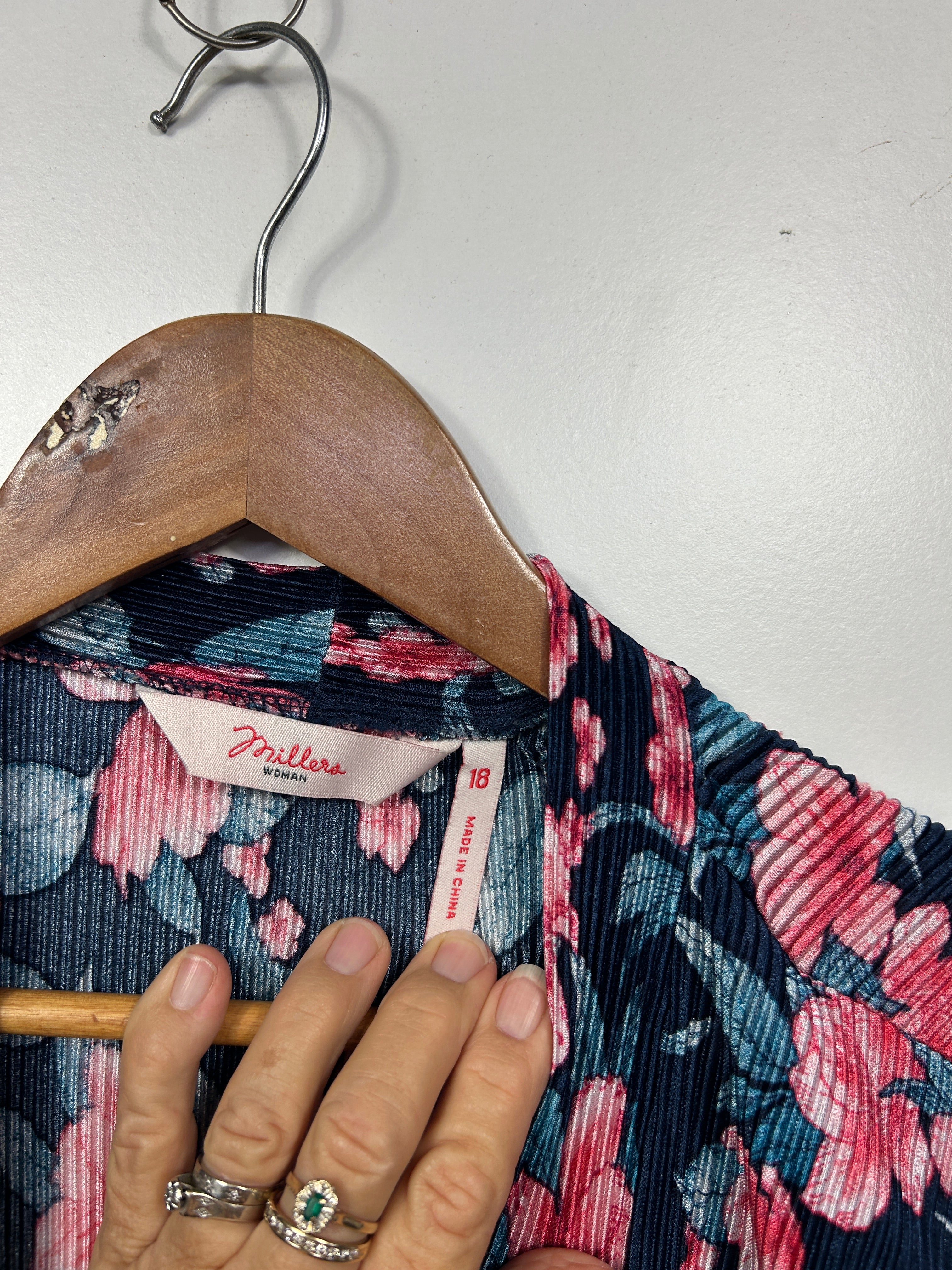 Millers Navy Floral Print Top - Size 18 - Image 4
