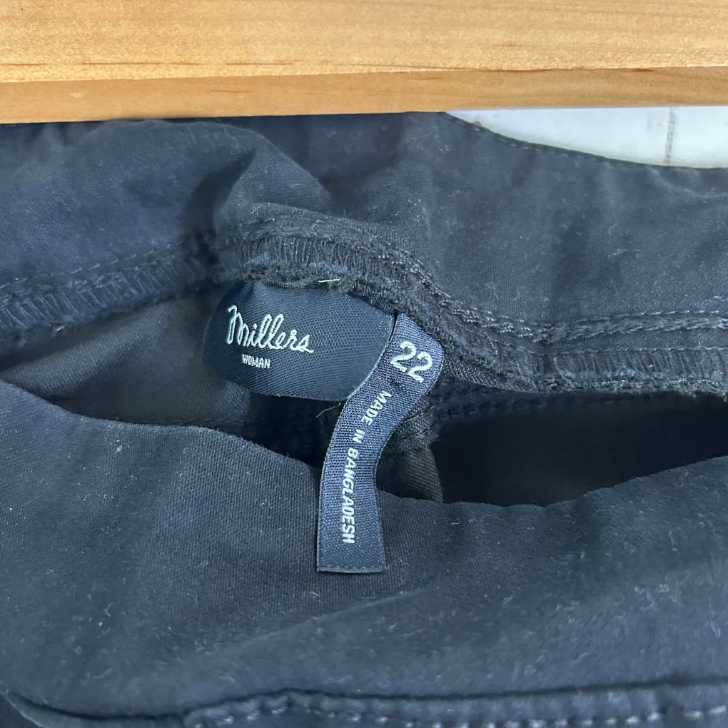 Millers Woman Black Bermuda Shorts - Size 22 - Image 4