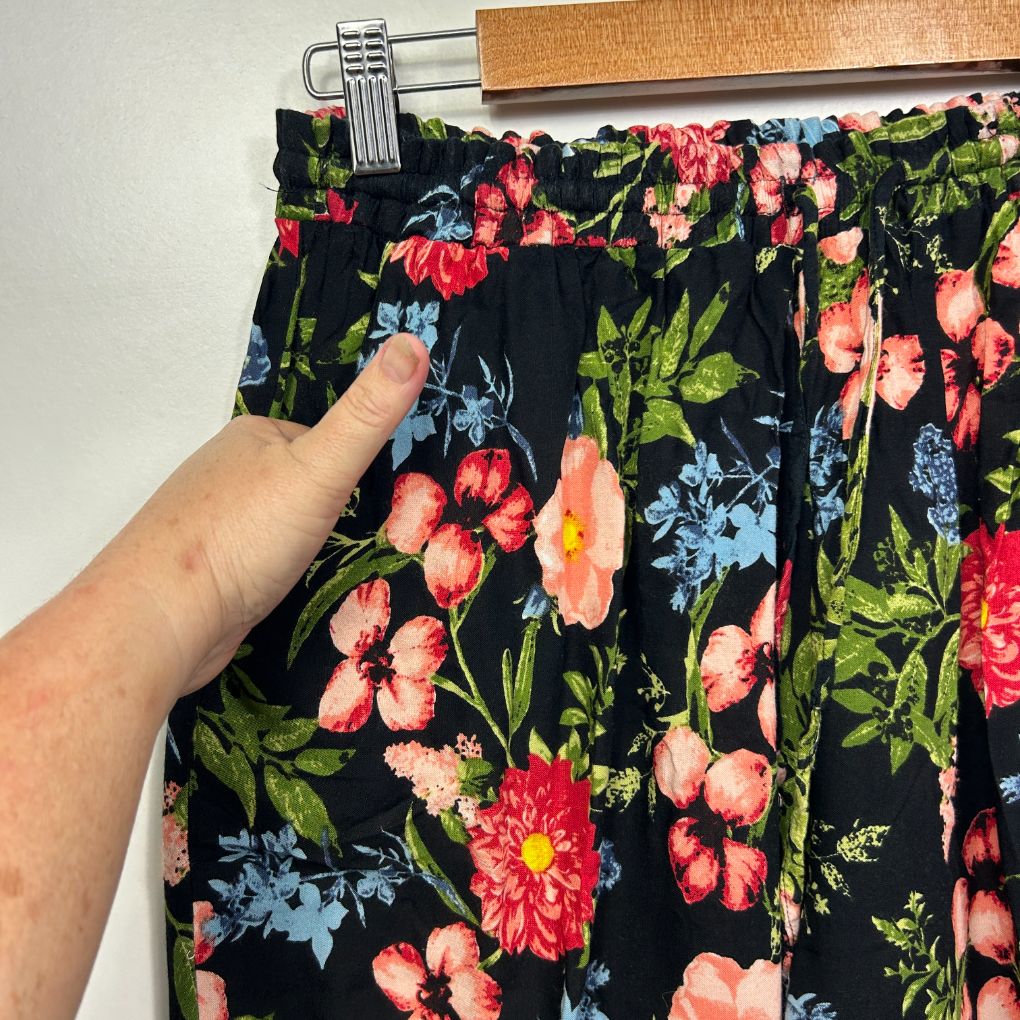 Millers Woman Black Floral Pants - Size 16 - Image 5