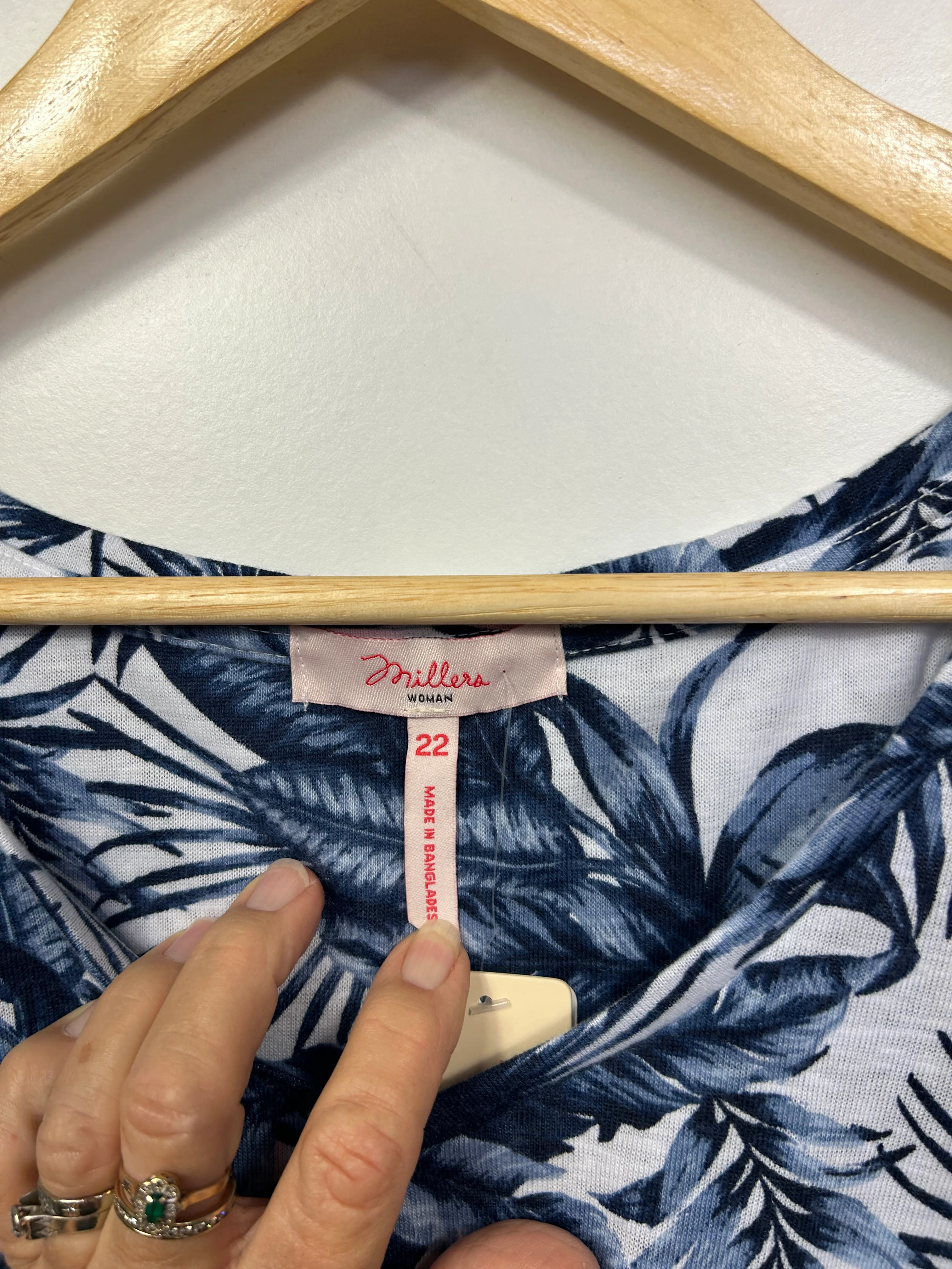 Millers Woman Blue and White Tropical Palm Print Cold Shoulder Top - Size 22 - Image 3