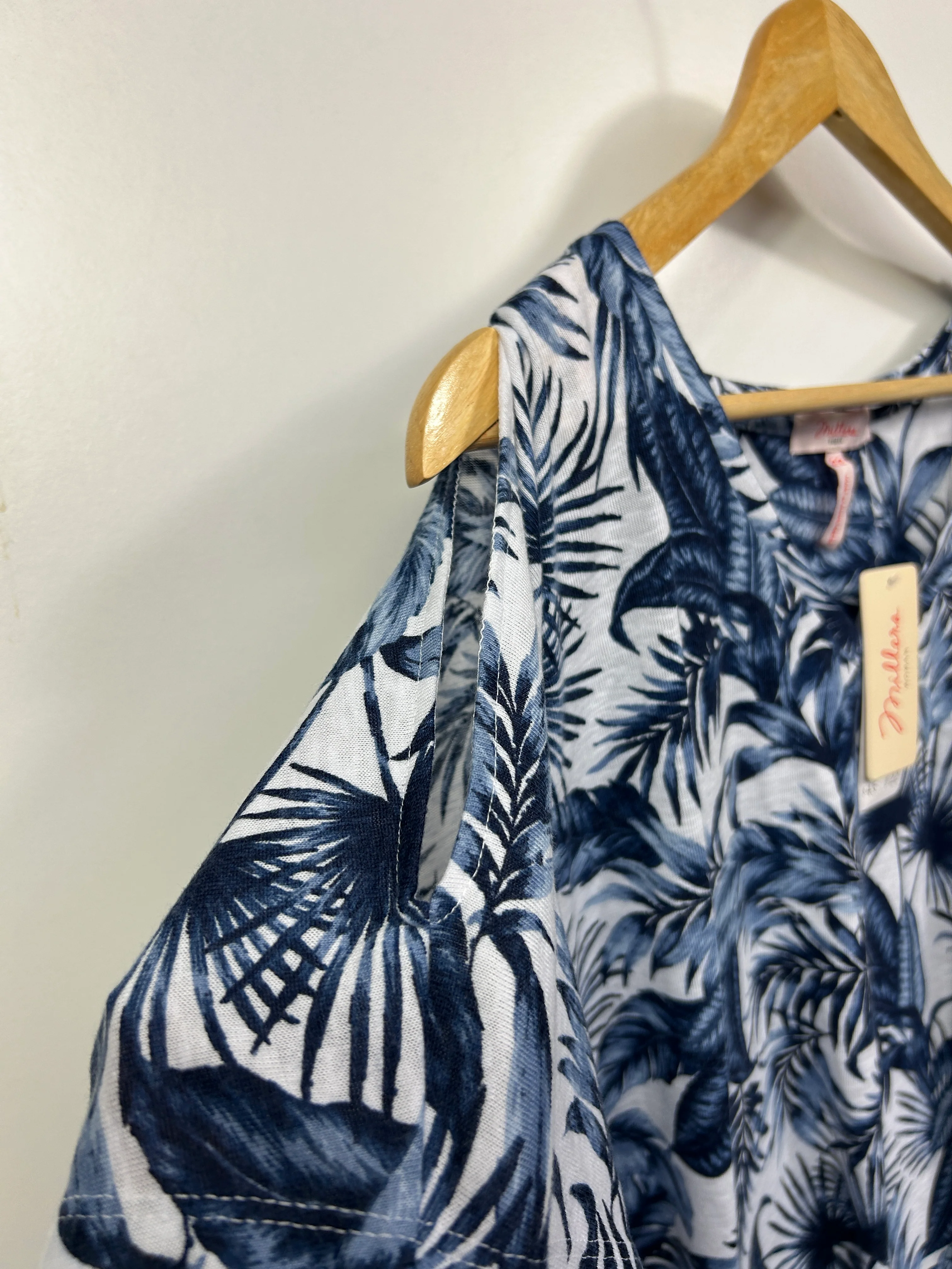 Millers Woman Blue and White Tropical Palm Print Cold Shoulder Top - Size 22 - Image 6