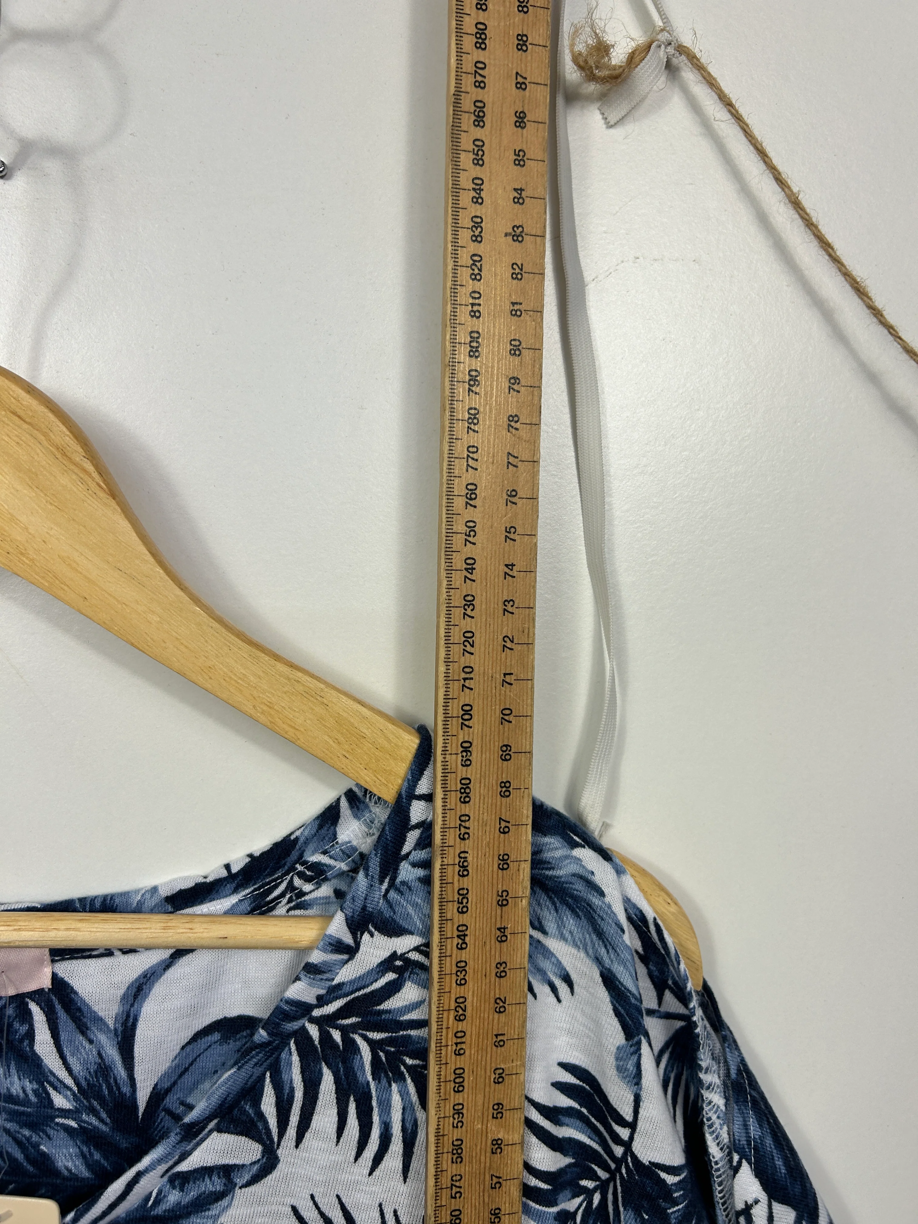Millers Woman Blue and White Tropical Palm Print Cold Shoulder Top - Size 22 - Image 8