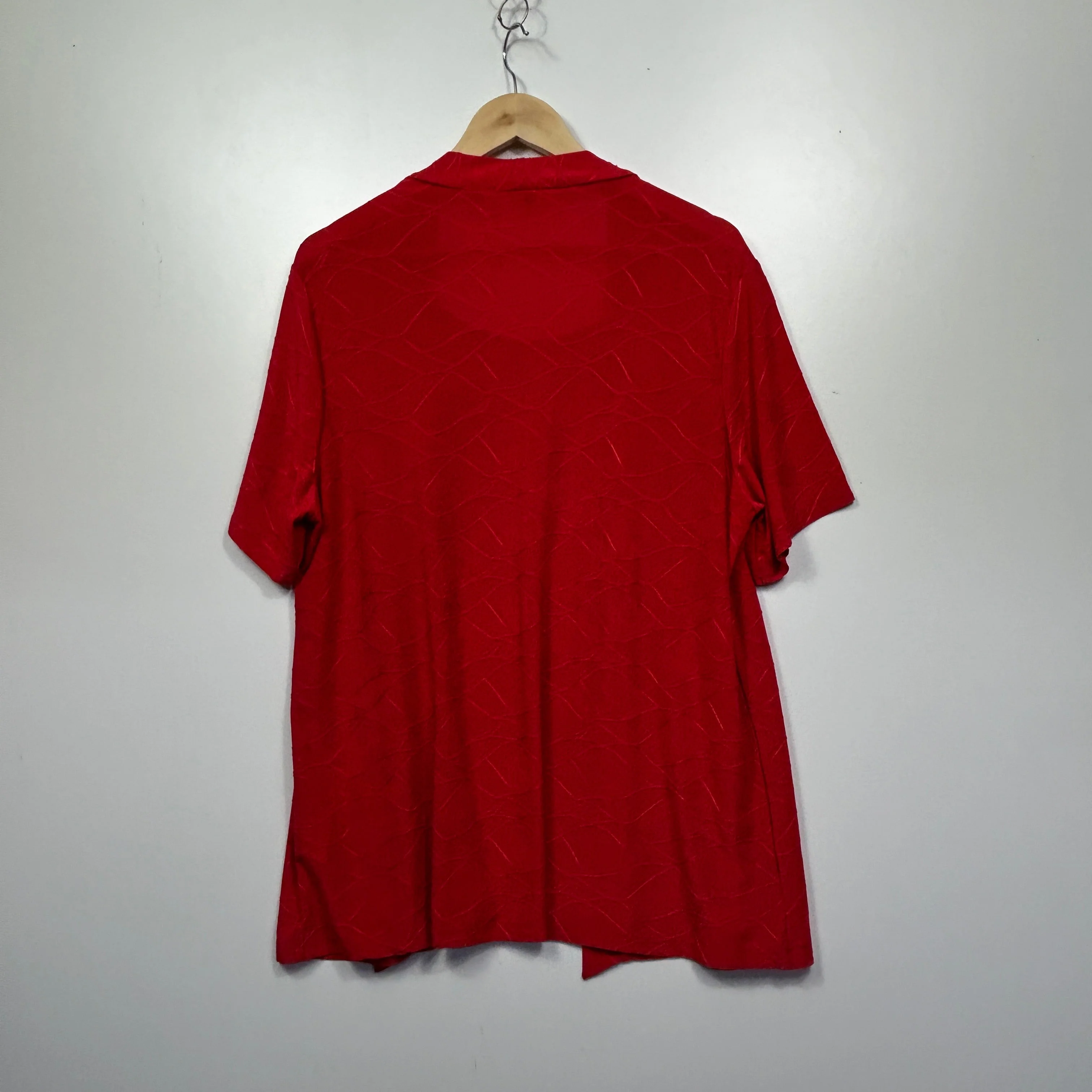 Millers Woman Red Textured Short Sleeve Top - Size 18 - Image 2