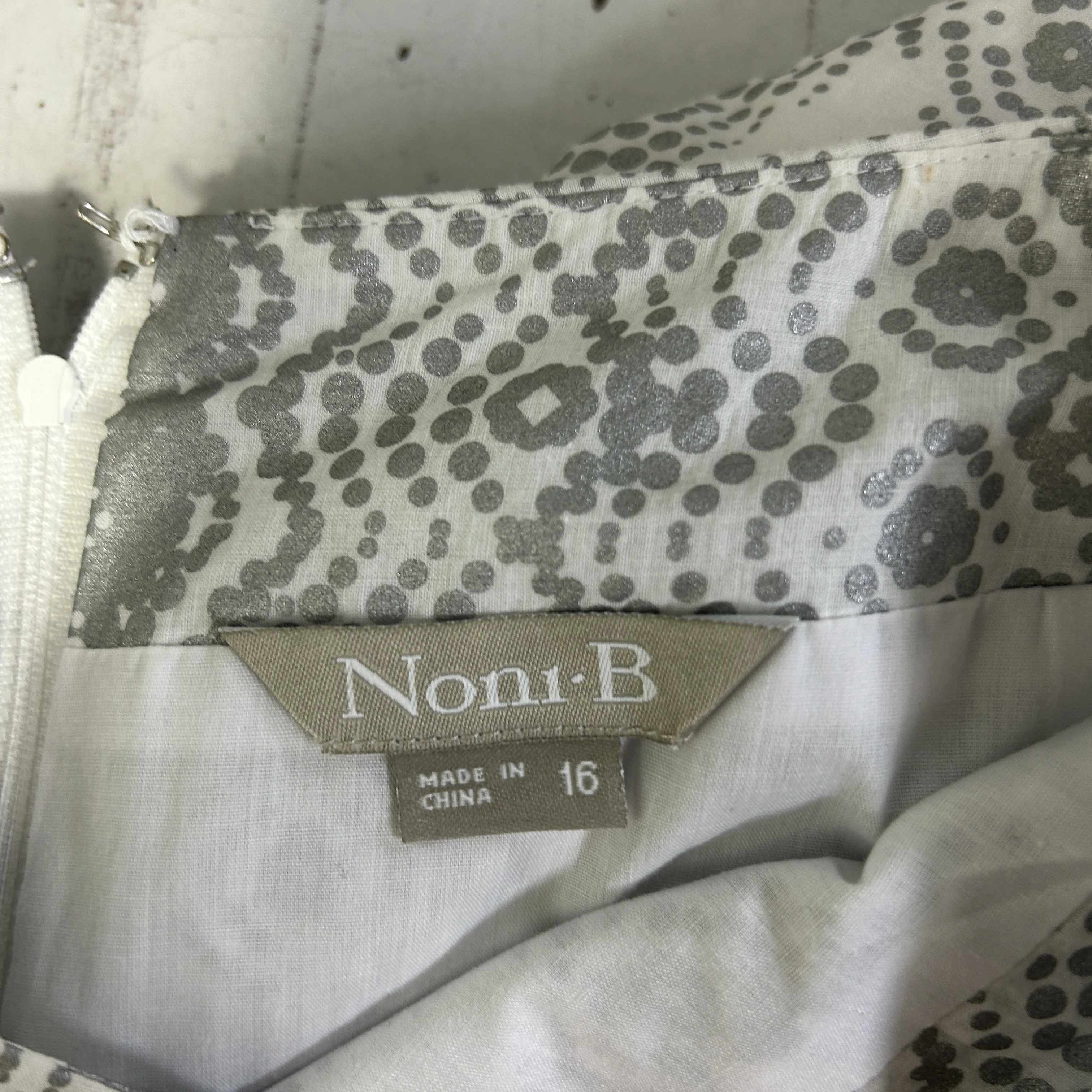 Noni B Grey and White Midi Length Skirt - Size 16 - Image 5