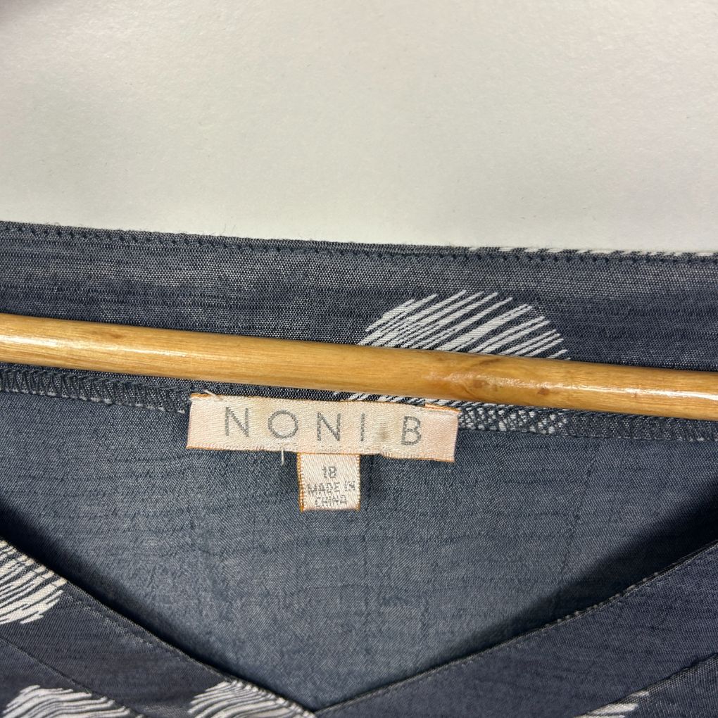 Noni B Grey Polka Dot Linen Top - Size 18 - Image 2