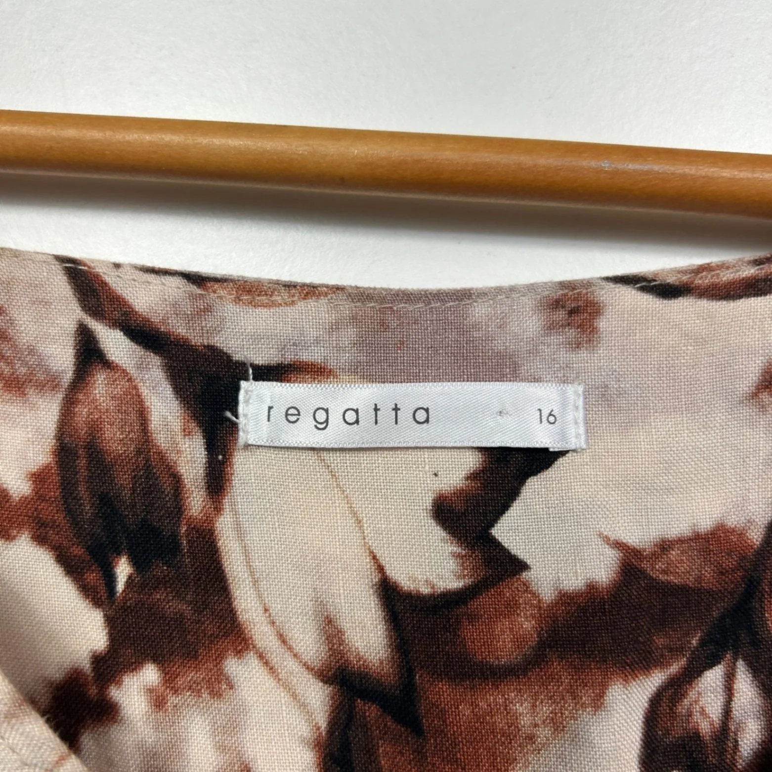 Regatta Linen Blend Brown Beige  Long Sleeve Floral Blouse Size 16 - Image 4