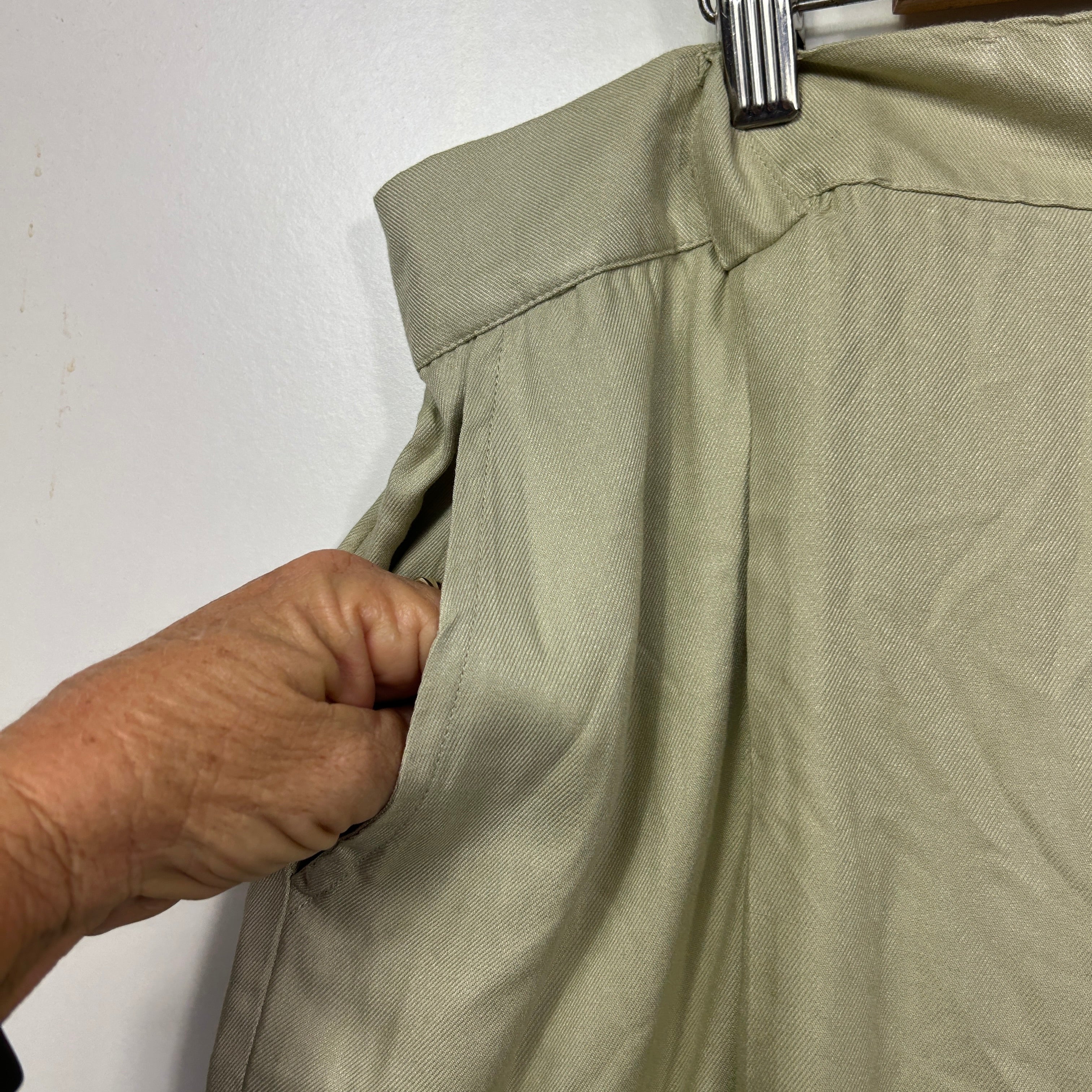 Rockmans Sage Green Shorts - Size 20 - Image 4