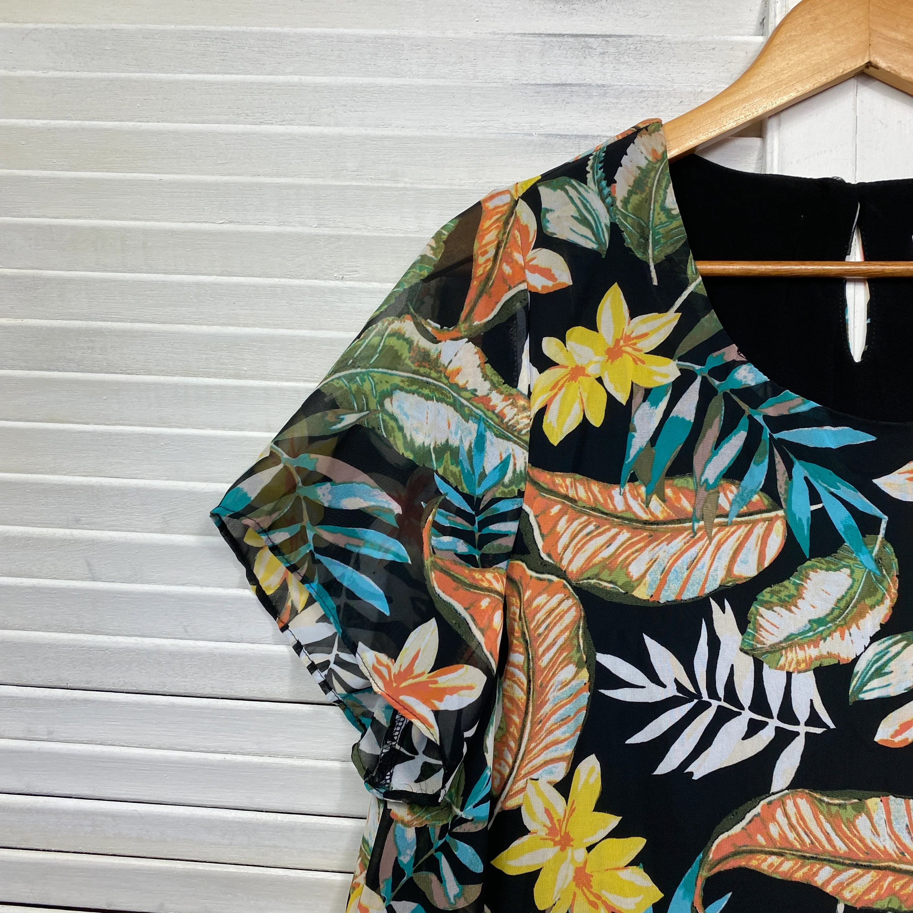 Rockmans Top Size Large Short Sleeve Floral Sheer Overlay - Image 3