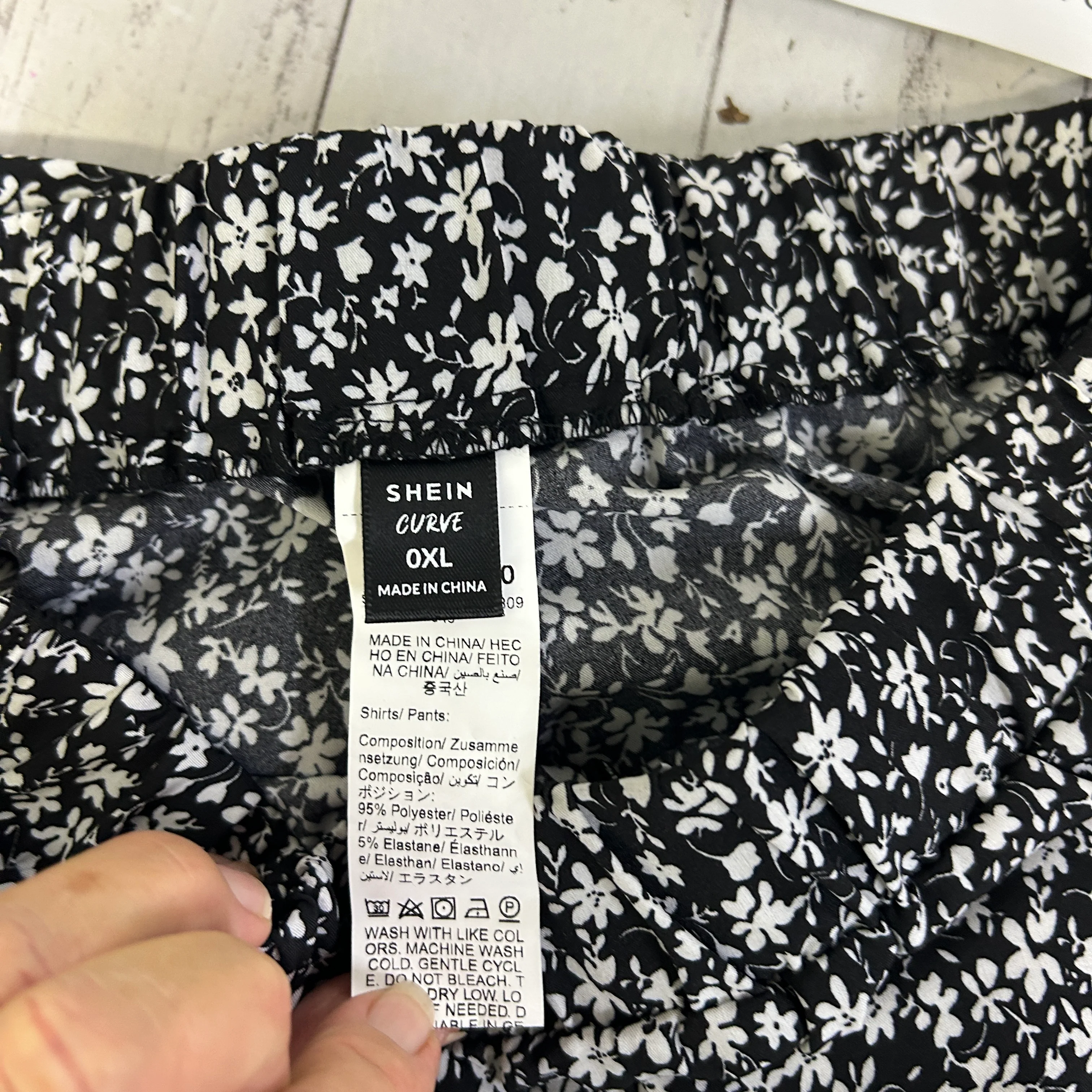 Shein Curve Black Floral Wide-Leg Pants - Size 0XL - Image 3