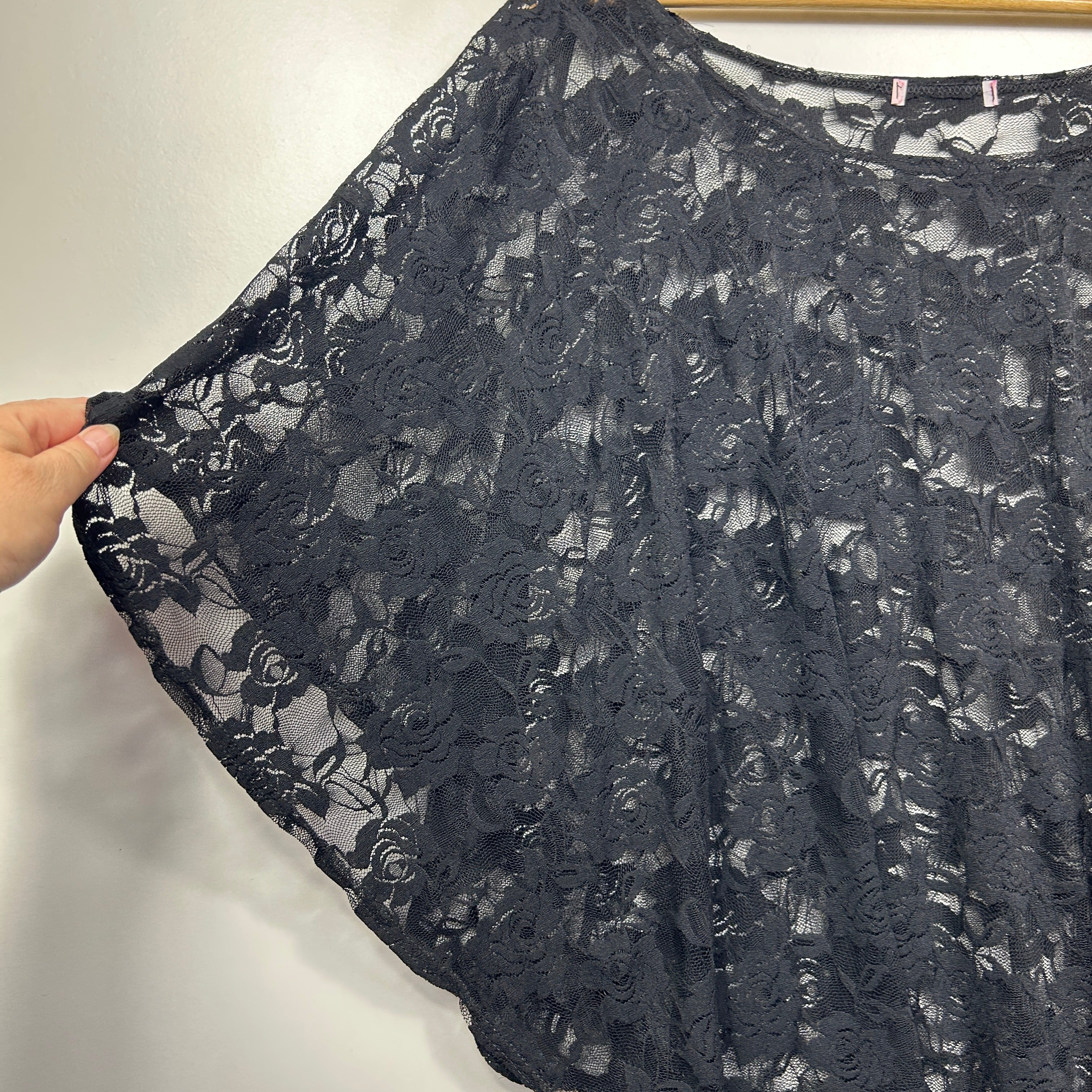 Supre Black Floral Lace Y2K Kaftan Boho Top - Size L (fault) - Image 4