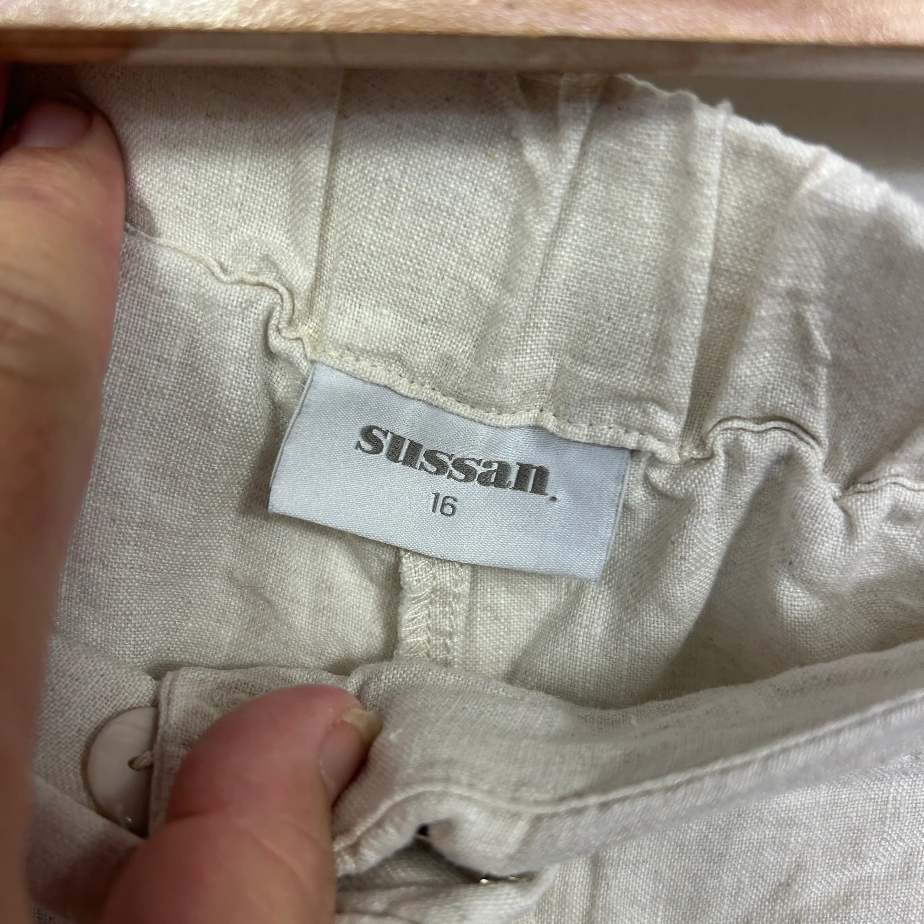 Sussan Biege Linen Shorts - Size 16 - Image 3