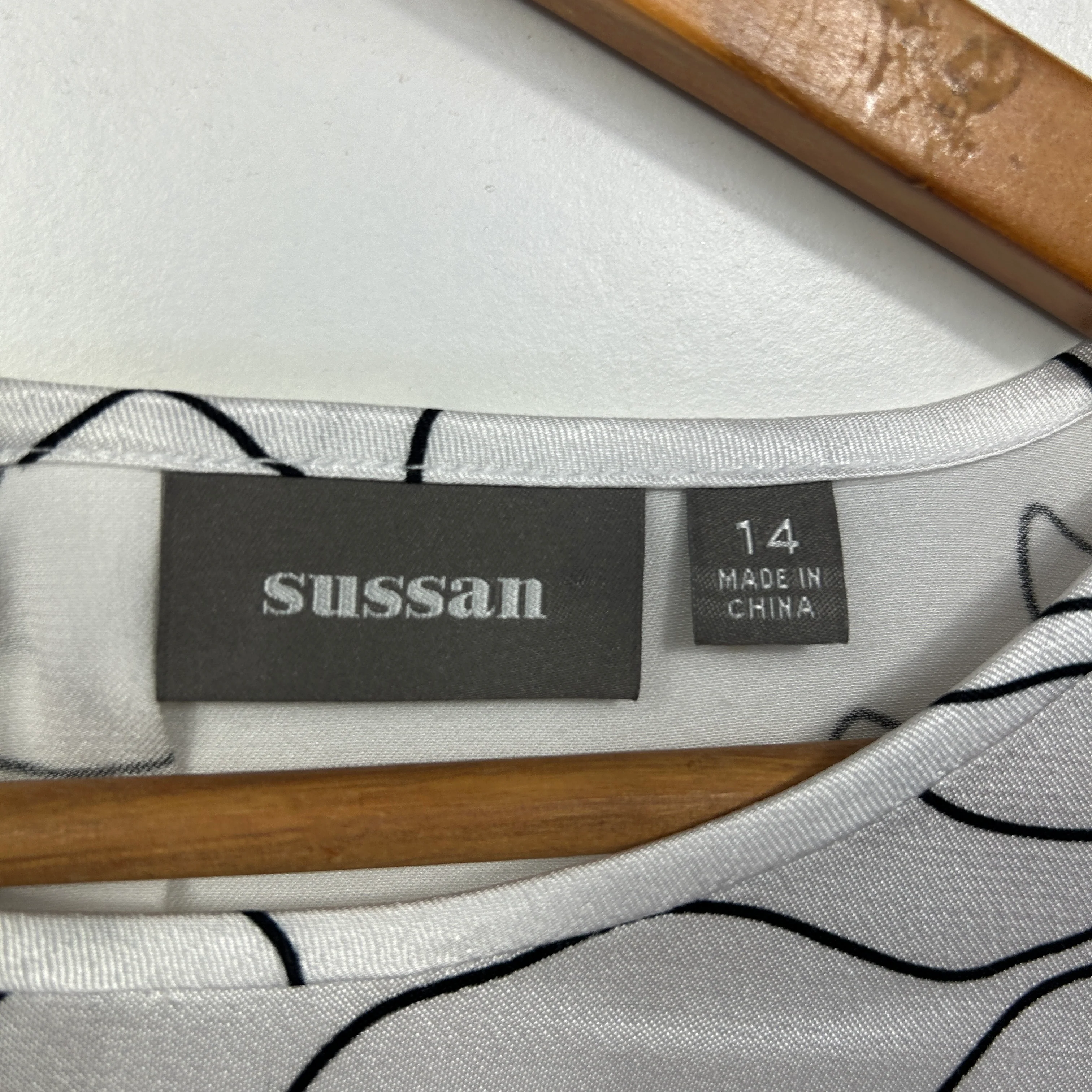 Sussan White Floral Line Art Print Top - Size 14 - Image 3