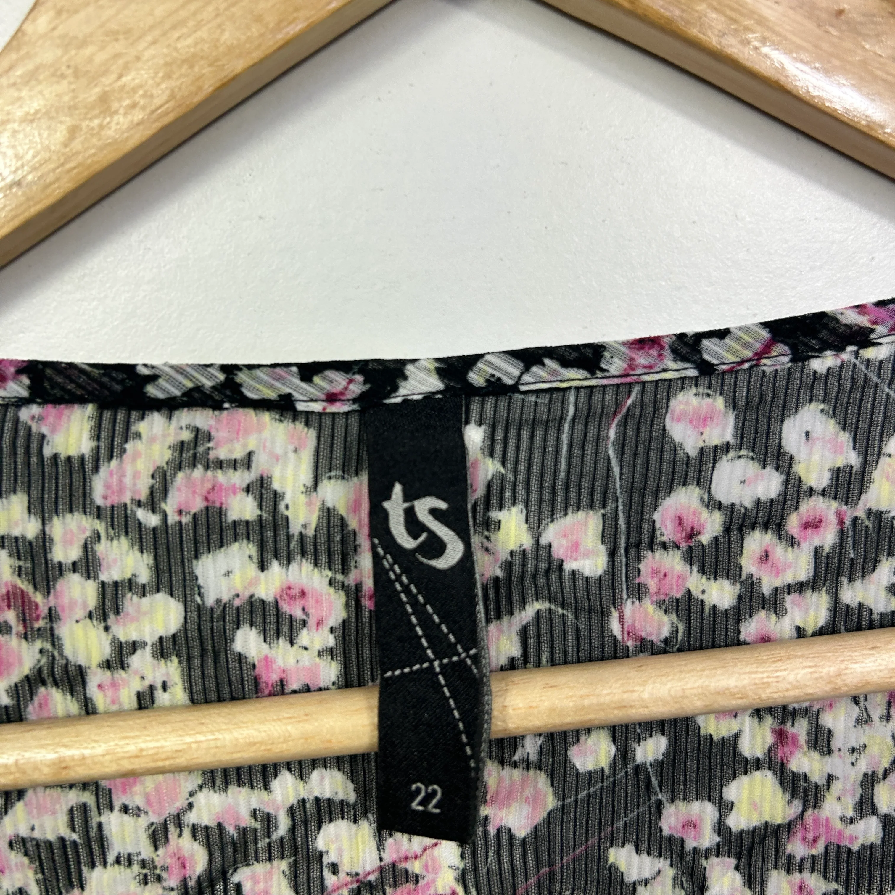 Taking Shape Black Floral Sheer Tunic Top - Size 22 - Image 2
