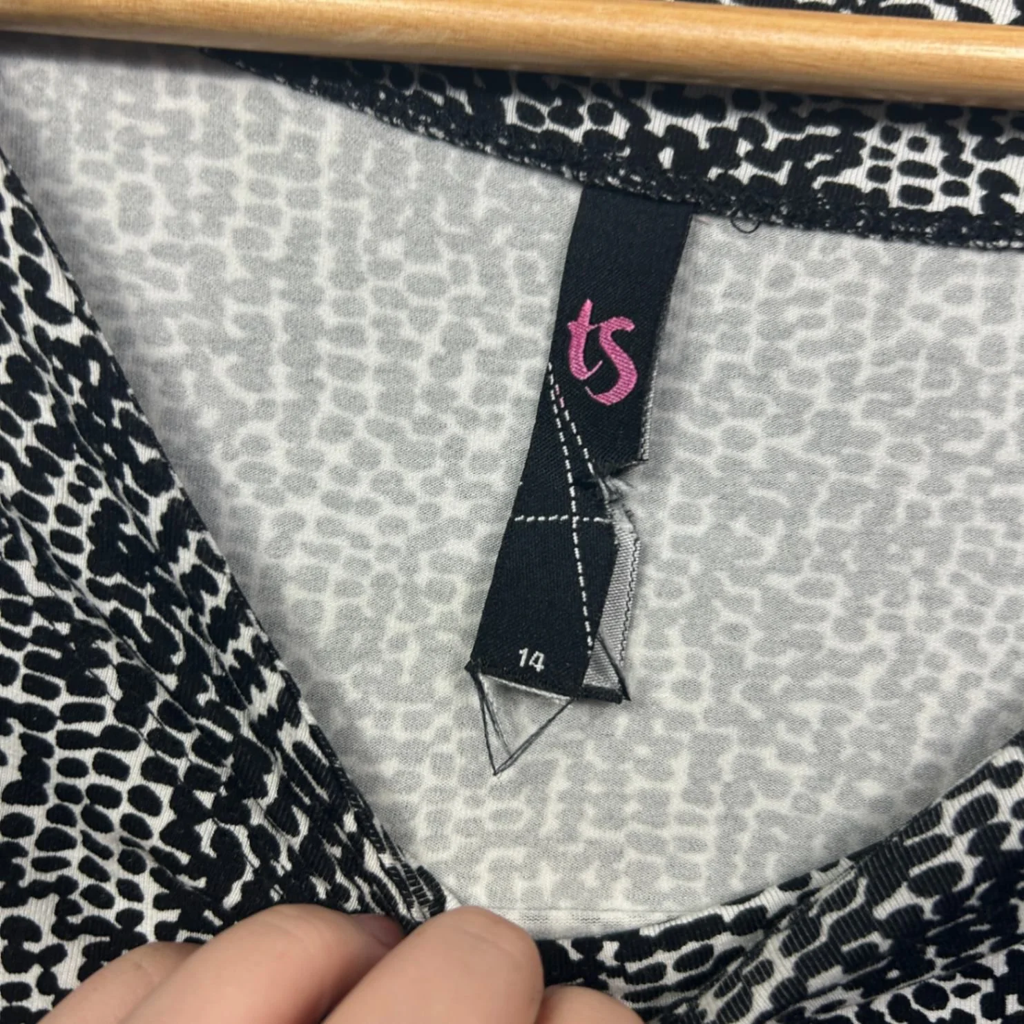 Taking Shape Black White Long Sleeve Scoop Neck Casual Blouse Top Size 14 - Image 4