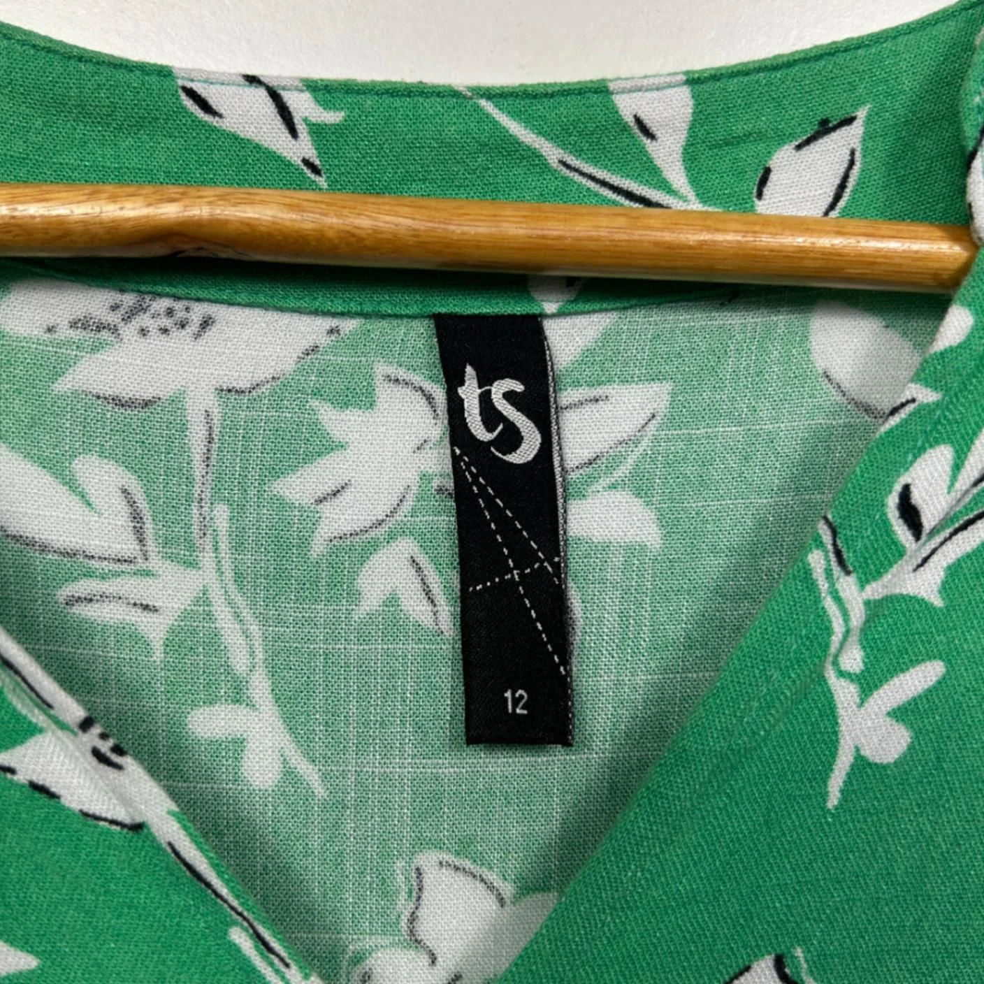 Taking Shape Green Viscose 3/4 Sleeve Floral Boho Top Blouse Size 12 - Image 4