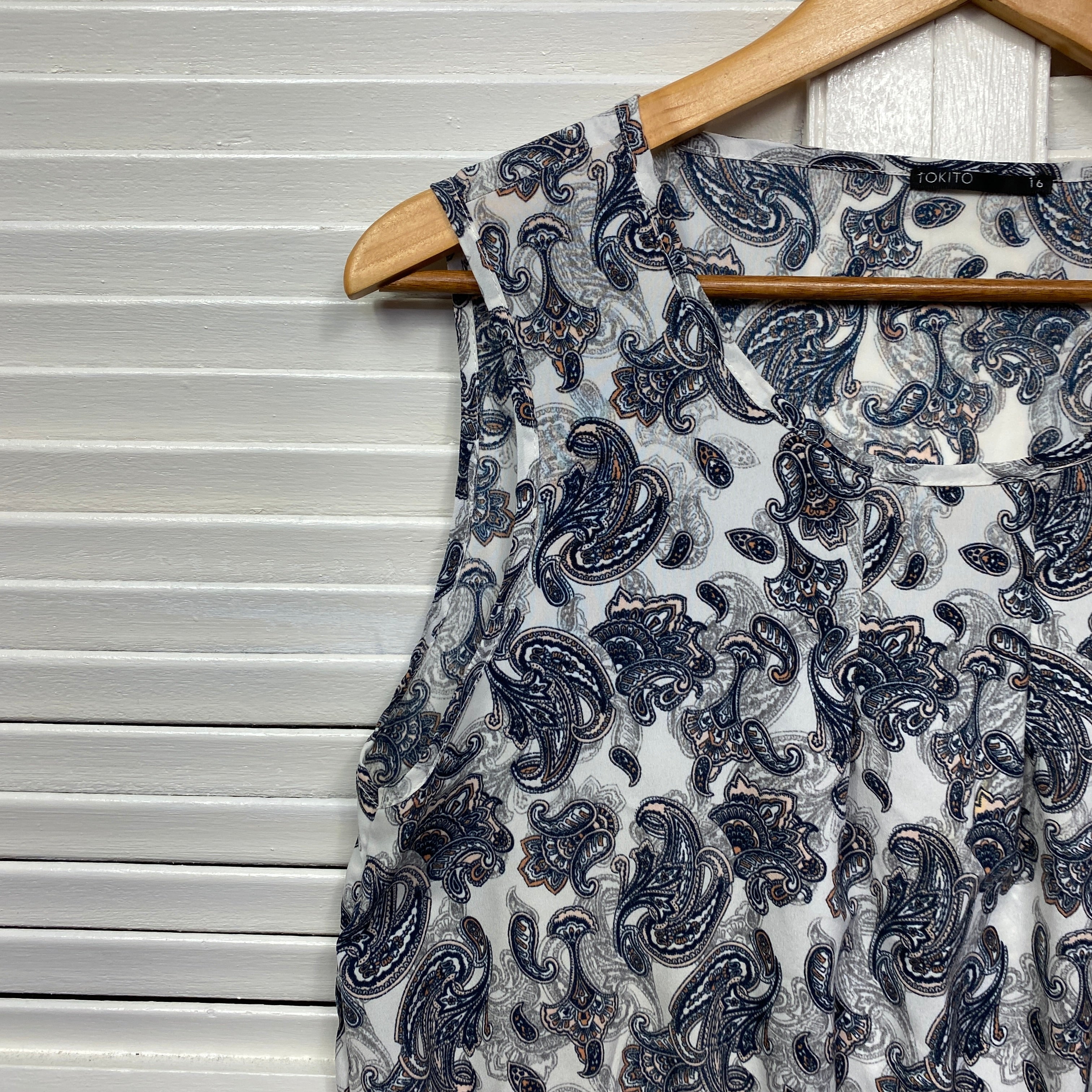 Tokito Dress Size 16 Sleeveless White Paisley - Image 3