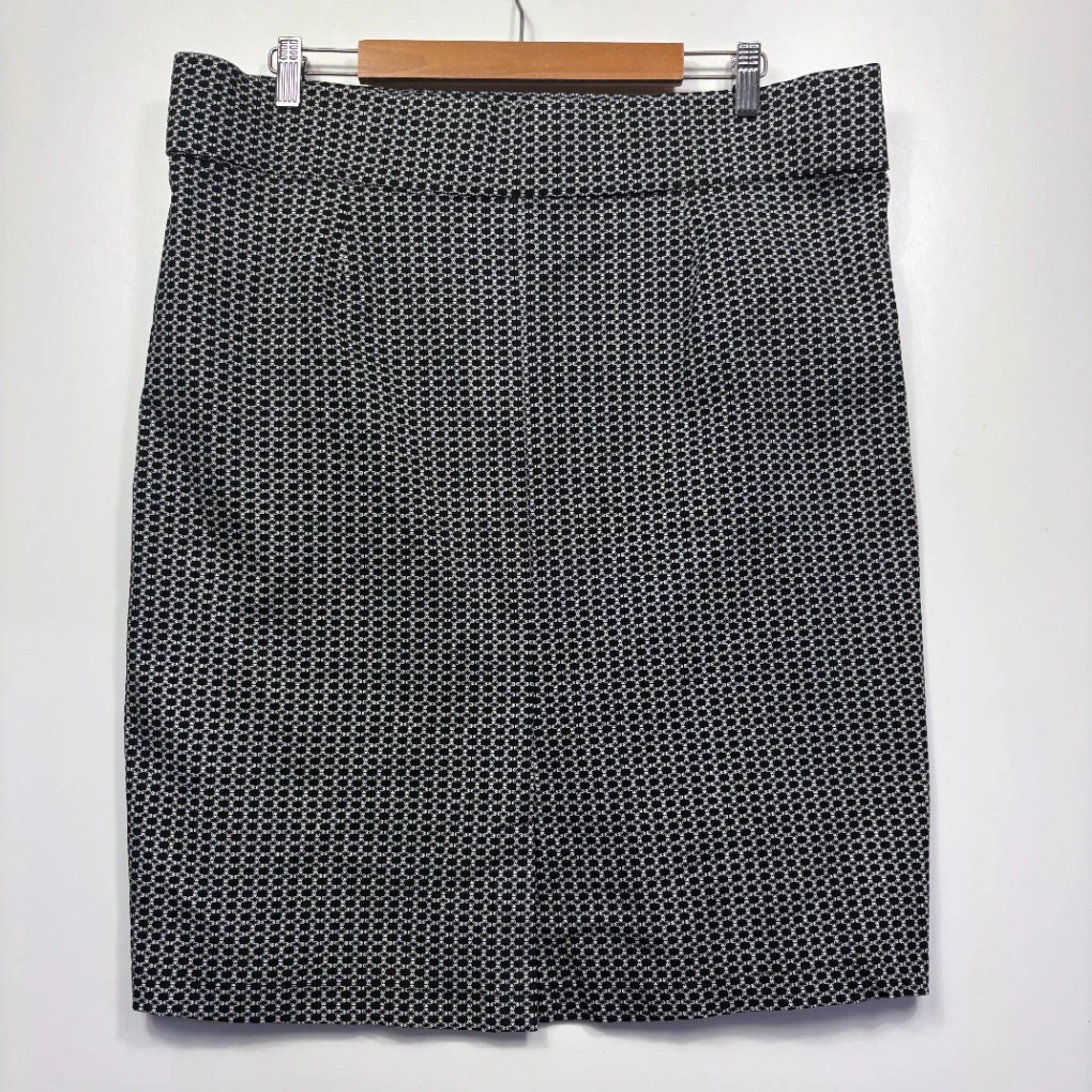 Noni B Black and White Patterned Pencil Skirt - Size 18 - Image 2