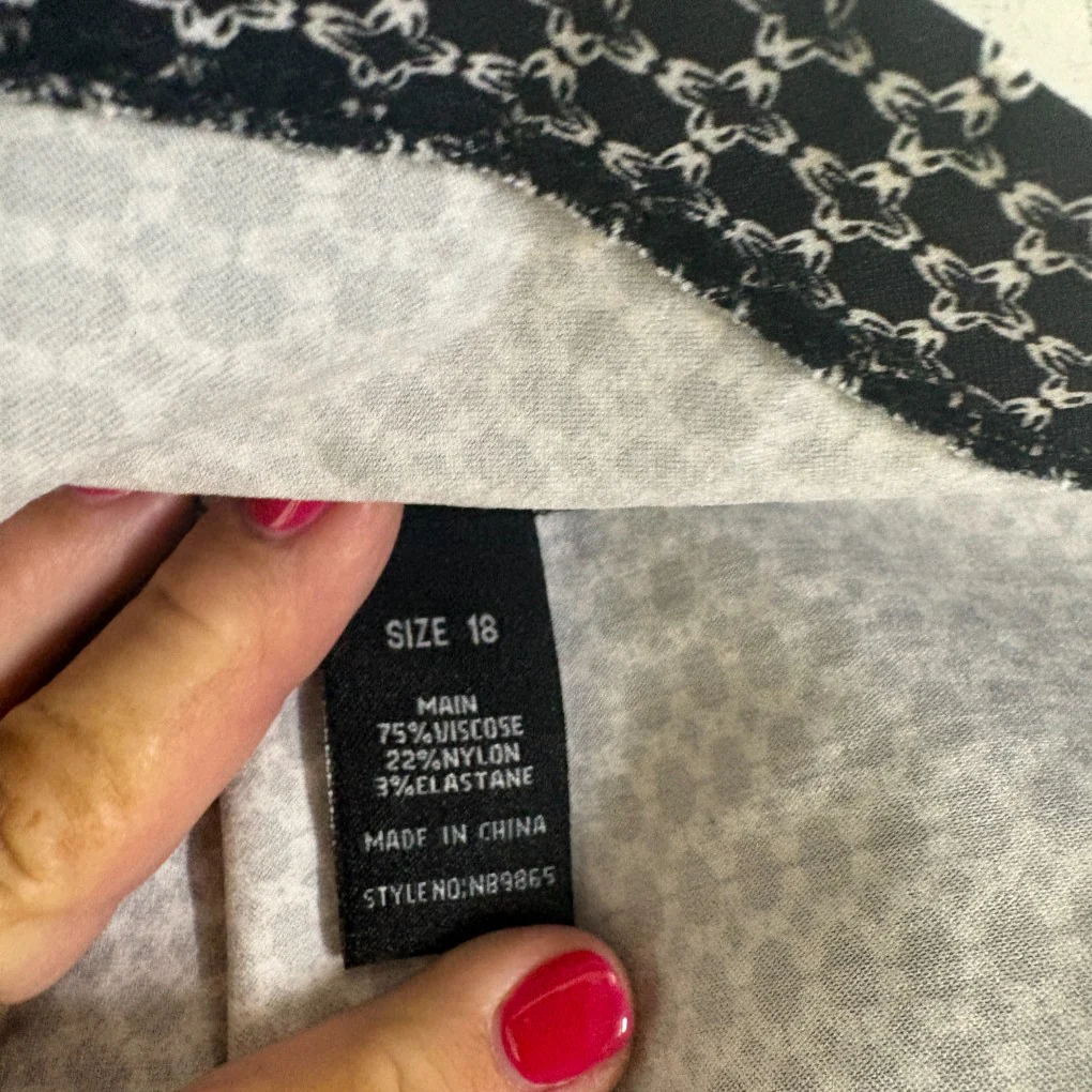Noni B Black and White Patterned Pencil Skirt - Size 18 - Image 3