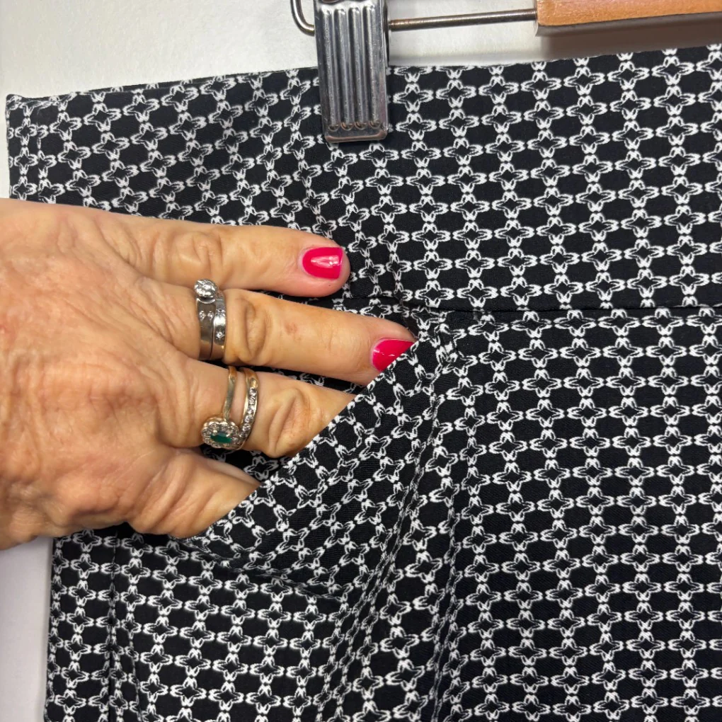 Noni B Black and White Patterned Pencil Skirt - Size 18 - Image 4
