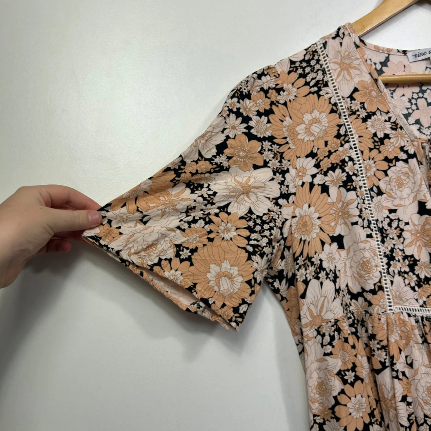 Vine Apparel Beige Viscose Short Sleeve Floral Boho Dress Size 16 - Image 4